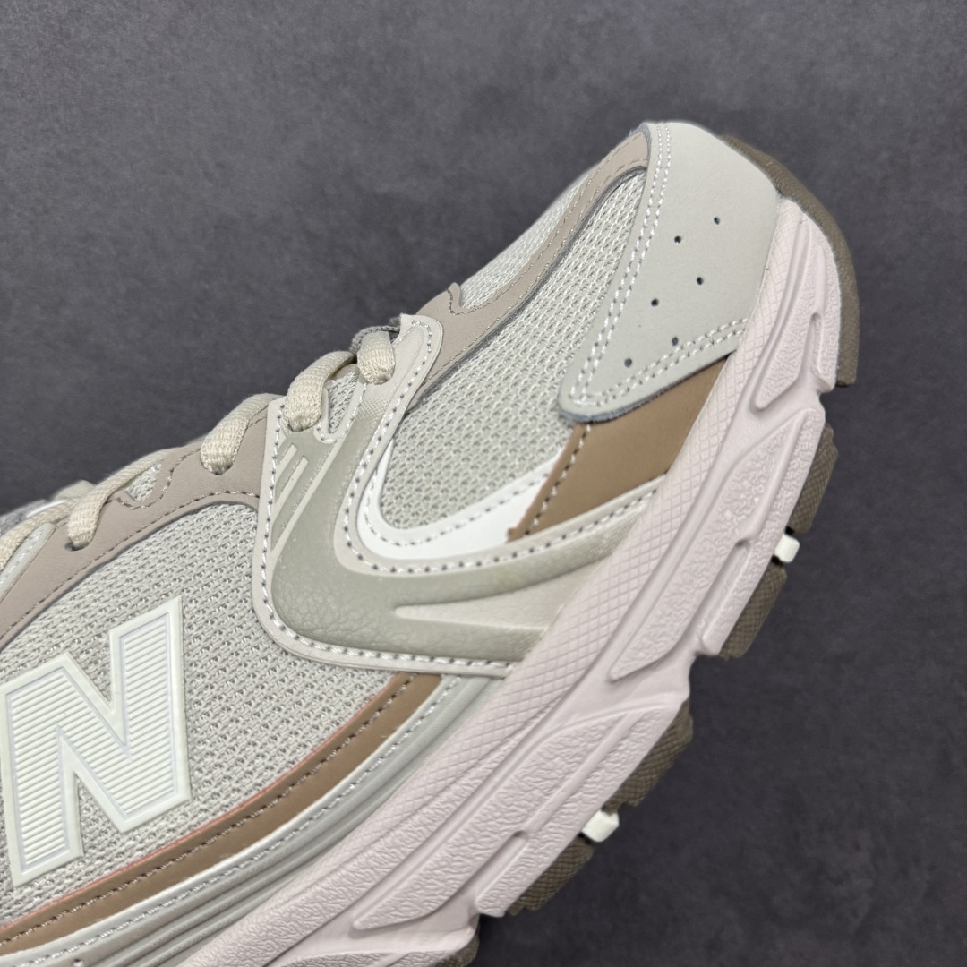 图片[5]-【K8版本】New Balance NB530 新百伦复古透气跑步鞋 抛弃过往以皮革为主的人气轮廓 以极具复古风范的跑鞋外观呈现 设计上全鞋以简约清爽的纯白色作基底 鞋身覆盖大面积织物网眼材质 并于鞋头、鞋带孔眼片等细节处点缀对比鲜明的反光银镀层凸显 鞋舌、侧身等位置则辅以一贯的「N」字标志和品牌徽标彰显身份 最后通过搭载的 ABZORB 缓震中底完善整体造型 货号：MR530KOB 尺码：36-45带半码-选品中心