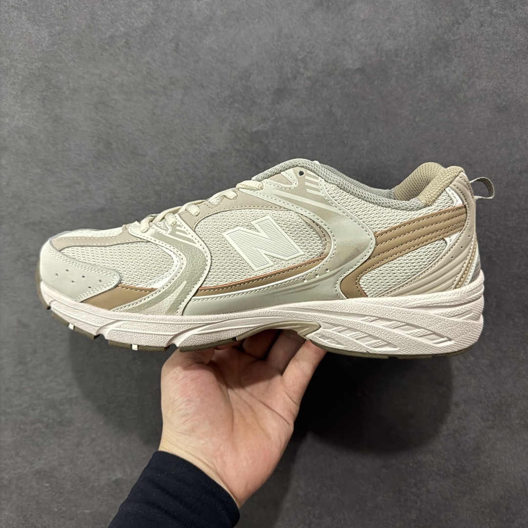 图片[2]-【K8版本】New Balance NB530 新百伦复古透气跑步鞋 抛弃过往以皮革为主的人气轮廓 以极具复古风范的跑鞋外观呈现 设计上全鞋以简约清爽的纯白色作基底 鞋身覆盖大面积织物网眼材质 并于鞋头、鞋带孔眼片等细节处点缀对比鲜明的反光银镀层凸显 鞋舌、侧身等位置则辅以一贯的「N」字标志和品牌徽标彰显身份 最后通过搭载的 ABZORB 缓震中底完善整体造型 货号：MR530KOB 尺码：36-45带半码-选品中心