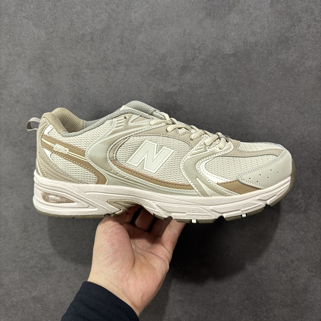 【K8版本】New Balance NB530 新百伦复古透气跑步鞋 抛弃过往以皮革为主的人气轮廓 以极具复古风范的跑鞋外观呈现 设计上全鞋以简约清爽的纯白色作基底 鞋身覆盖大面积织物网眼材质 并于鞋头、鞋带孔眼片等细节处点缀对比鲜明的反光银镀层凸显 鞋舌、侧身等位置则辅以一贯的「N」字标志和品牌徽标彰显身份 最后通过搭载的 ABZORB 缓震中底完善整体造型 货号:MR530KOB 尺码:36-45带半码-选品中心