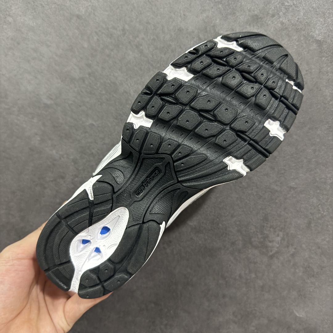 图片[9]-【K8版本】New Balance NB530 新百伦复古透气跑步鞋 抛弃过往以皮革为主的人气轮廓 以极具复古风范的跑鞋外观呈现 设计上全鞋以简约清爽的纯白色作基底 鞋身覆盖大面积织物网眼材质 并于鞋头、鞋带孔眼片等细节处点缀对比鲜明的反光银镀层凸显 鞋舌、侧身等位置则辅以一贯的「N」字标志和品牌徽标彰显身份 最后通过搭载的 ABZORB 缓震中底完善整体造型 货号：MR530AB 尺码：36-45带半码-选品中心