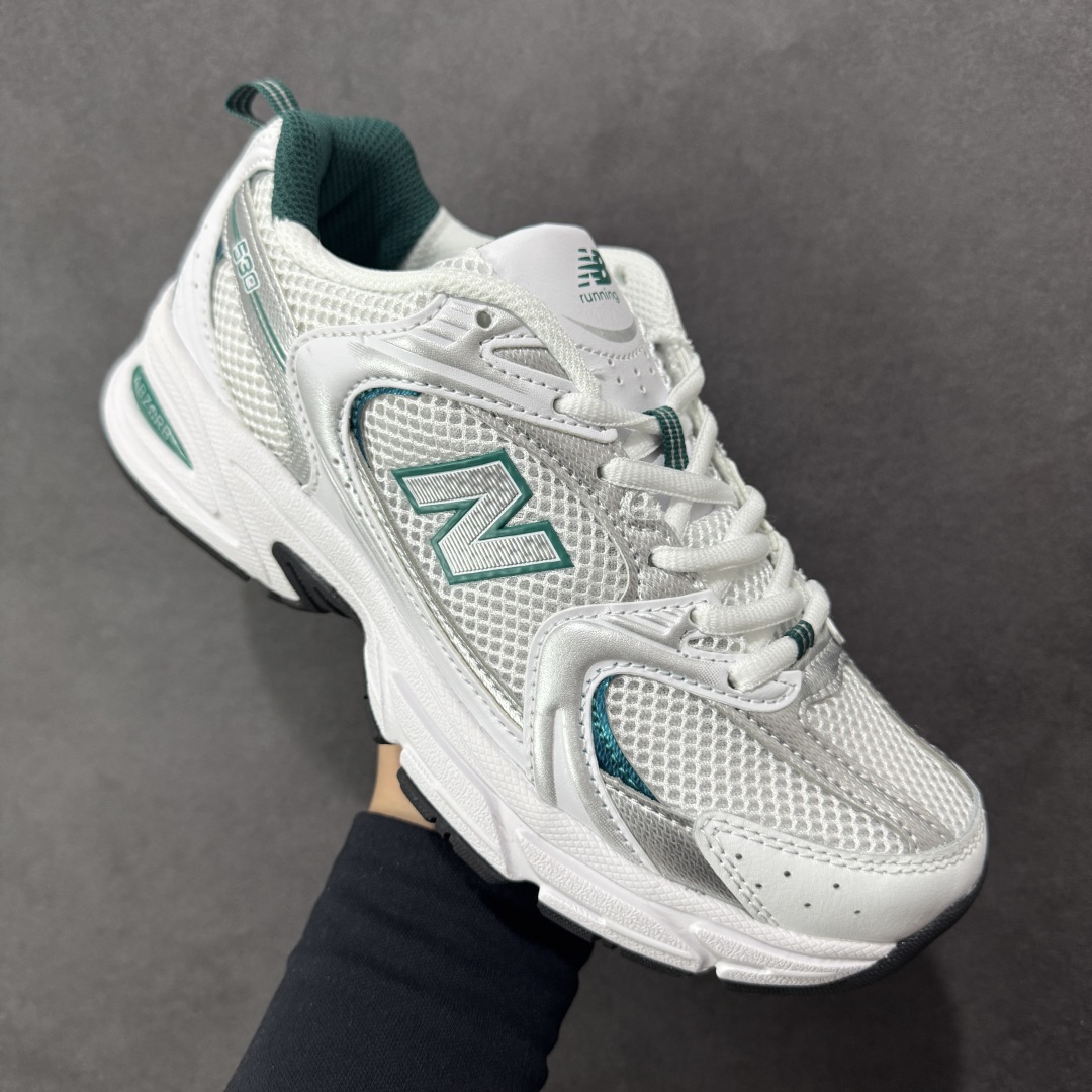 图片[3]-【K8版本】New Balance NB530 新百伦复古透气跑步鞋 抛弃过往以皮革为主的人气轮廓 以极具复古风范的跑鞋外观呈现 设计上全鞋以简约清爽的纯白色作基底 鞋身覆盖大面积织物网眼材质 并于鞋头、鞋带孔眼片等细节处点缀对比鲜明的反光银镀层凸显 鞋舌、侧身等位置则辅以一贯的「N」字标志和品牌徽标彰显身份 最后通过搭载的 ABZORB 缓震中底完善整体造型 货号：MR530AB 尺码：36-45带半码-选品中心