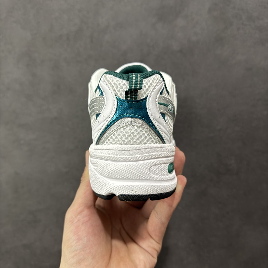 图片[4]-【K8版本】New Balance NB530 新百伦复古透气跑步鞋 抛弃过往以皮革为主的人气轮廓 以极具复古风范的跑鞋外观呈现 设计上全鞋以简约清爽的纯白色作基底 鞋身覆盖大面积织物网眼材质 并于鞋头、鞋带孔眼片等细节处点缀对比鲜明的反光银镀层凸显 鞋舌、侧身等位置则辅以一贯的「N」字标志和品牌徽标彰显身份 最后通过搭载的 ABZORB 缓震中底完善整体造型 货号：MR530AB 尺码：36-45带半码-选品中心