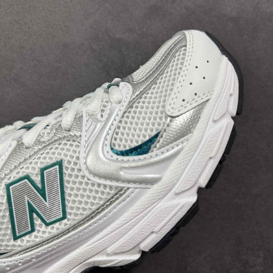 图片[5]-【K8版本】New Balance NB530 新百伦复古透气跑步鞋 抛弃过往以皮革为主的人气轮廓 以极具复古风范的跑鞋外观呈现 设计上全鞋以简约清爽的纯白色作基底 鞋身覆盖大面积织物网眼材质 并于鞋头、鞋带孔眼片等细节处点缀对比鲜明的反光银镀层凸显 鞋舌、侧身等位置则辅以一贯的「N」字标志和品牌徽标彰显身份 最后通过搭载的 ABZORB 缓震中底完善整体造型 货号：MR530AB 尺码：36-45带半码-选品中心