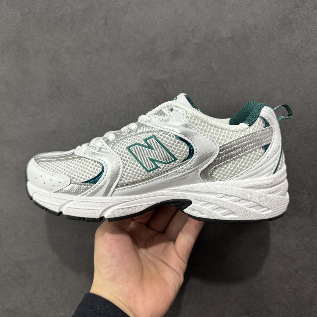 图片[2]-【K8版本】New Balance NB530 新百伦复古透气跑步鞋 抛弃过往以皮革为主的人气轮廓 以极具复古风范的跑鞋外观呈现 设计上全鞋以简约清爽的纯白色作基底 鞋身覆盖大面积织物网眼材质 并于鞋头、鞋带孔眼片等细节处点缀对比鲜明的反光银镀层凸显 鞋舌、侧身等位置则辅以一贯的「N」字标志和品牌徽标彰显身份 最后通过搭载的 ABZORB 缓震中底完善整体造型 货号：MR530AB 尺码：36-45带半码-选品中心