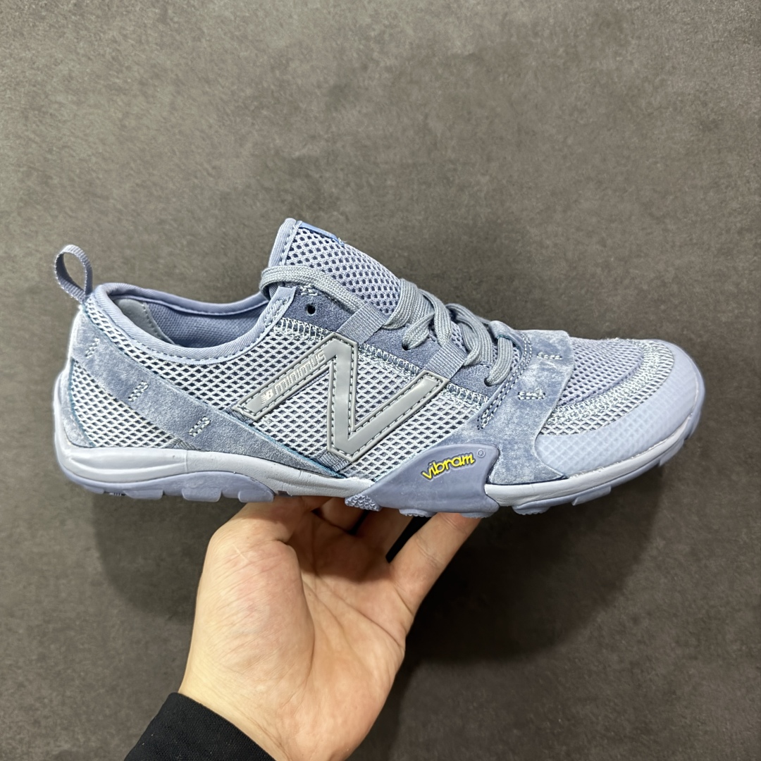 【正确版】ISSEY MIYAKE/ x New Balance NB MT10O 舒适时尚 减震耐磨 低帮 生活休闲鞋 ▪️New Balance MT10O休闲鞋是一款由New Balance与日本时尚品牌(ISSEY MIYAKE)携手打造的联名鞋款。MT10O的设计灵感源自“感官身体和赤足运动”的概念,旨在还原赤足行走的感受。它模仿脚的形状,降低了脚的高度和体积,同时保留了越野跑的元素。鞋面采用轻质网布与柔软皮革相结合,既保证了透气性,又增添了质感。细绳鞋带的设计简约而不失时尚感。鞋底采用Vibram橡胶大底,赋予卓越的抓地力,适合多种地形穿着。中底采用薄薄的缓冲层,提供舒适的穿着体验。鞋身紧贴脚面,形成良好的包裹性,减少脚在鞋内的移动与摩擦。4毫米的低坡差设计更适合自然的中足落地方式,尽可能贴近地面,让穿着者能够更贴近地面,感受大自然的每一丝呼吸。 货号:MT10OAD 尺码:36-45-选品中心