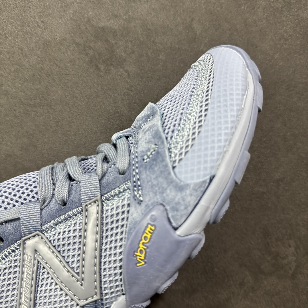图片[5]-【正确版】ISSEY MIYAKE/ x New Balance NB MT10O 舒适时尚 减震耐磨 低帮 生活休闲鞋 ▪️New Balance MT10O休闲鞋是一款由New Balance与日本时尚品牌（ISSEY MIYAKE）携手打造的联名鞋款。MT10O的设计灵感源自“感官身体和赤足运动”的概念，旨在还原赤足行走的感受。它模仿脚的形状，降低了脚的高度和体积，同时保留了越野跑的元素。鞋面采用轻质网布与柔软皮革相结合，既保证了透气性，又增添了质感。细绳鞋带的设计简约而不失时尚感。鞋底采用Vibram橡胶大底，赋予卓越的抓地力，适合多种地形穿着。中底采用薄薄的缓冲层，提供舒适的穿着体验。鞋身紧贴脚面，形成良好的包裹性，减少脚在鞋内的移动与摩擦。4毫米的低坡差设计更适合自然的中足落地方式，尽可能贴近地面，让穿着者能够更贴近地面，感受大自然的每一丝呼吸。 货号：MT10OAD 尺码：36-45-选品中心