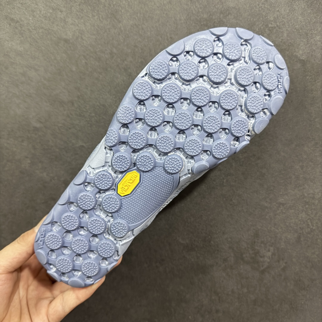 图片[9]-【正确版】ISSEY MIYAKE/ x New Balance NB MT10O 舒适时尚 减震耐磨 低帮 生活休闲鞋 ▪️New Balance MT10O休闲鞋是一款由New Balance与日本时尚品牌（ISSEY MIYAKE）携手打造的联名鞋款。MT10O的设计灵感源自“感官身体和赤足运动”的概念，旨在还原赤足行走的感受。它模仿脚的形状，降低了脚的高度和体积，同时保留了越野跑的元素。鞋面采用轻质网布与柔软皮革相结合，既保证了透气性，又增添了质感。细绳鞋带的设计简约而不失时尚感。鞋底采用Vibram橡胶大底，赋予卓越的抓地力，适合多种地形穿着。中底采用薄薄的缓冲层，提供舒适的穿着体验。鞋身紧贴脚面，形成良好的包裹性，减少脚在鞋内的移动与摩擦。4毫米的低坡差设计更适合自然的中足落地方式，尽可能贴近地面，让穿着者能够更贴近地面，感受大自然的每一丝呼吸。 货号：MT10OAD 尺码：36-45-选品中心