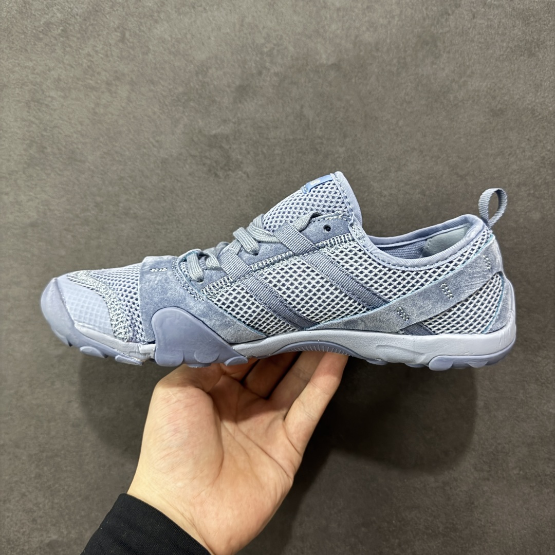 图片[2]-【正确版】ISSEY MIYAKE/ x New Balance NB MT10O 舒适时尚 减震耐磨 低帮 生活休闲鞋 ▪️New Balance MT10O休闲鞋是一款由New Balance与日本时尚品牌（ISSEY MIYAKE）携手打造的联名鞋款。MT10O的设计灵感源自“感官身体和赤足运动”的概念，旨在还原赤足行走的感受。它模仿脚的形状，降低了脚的高度和体积，同时保留了越野跑的元素。鞋面采用轻质网布与柔软皮革相结合，既保证了透气性，又增添了质感。细绳鞋带的设计简约而不失时尚感。鞋底采用Vibram橡胶大底，赋予卓越的抓地力，适合多种地形穿着。中底采用薄薄的缓冲层，提供舒适的穿着体验。鞋身紧贴脚面，形成良好的包裹性，减少脚在鞋内的移动与摩擦。4毫米的低坡差设计更适合自然的中足落地方式，尽可能贴近地面，让穿着者能够更贴近地面，感受大自然的每一丝呼吸。 货号：MT10OAD 尺码：36-45-选品中心