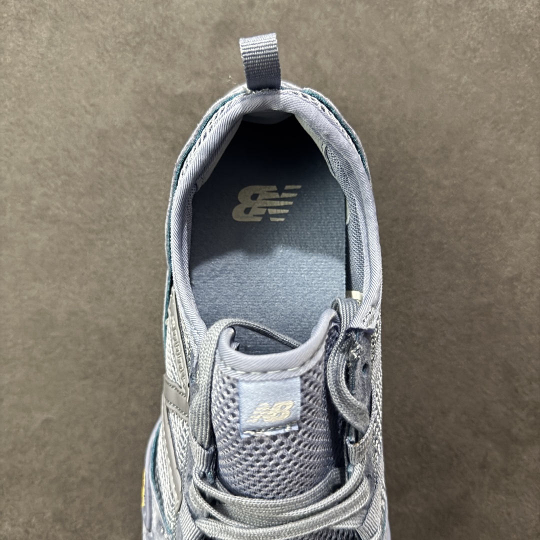 图片[7]-【正确版】ISSEY MIYAKE/ x New Balance NB MT10O 舒适时尚 减震耐磨 低帮 生活休闲鞋 ▪️New Balance MT10O休闲鞋是一款由New Balance与日本时尚品牌（ISSEY MIYAKE）携手打造的联名鞋款。MT10O的设计灵感源自“感官身体和赤足运动”的概念，旨在还原赤足行走的感受。它模仿脚的形状，降低了脚的高度和体积，同时保留了越野跑的元素。鞋面采用轻质网布与柔软皮革相结合，既保证了透气性，又增添了质感。细绳鞋带的设计简约而不失时尚感。鞋底采用Vibram橡胶大底，赋予卓越的抓地力，适合多种地形穿着。中底采用薄薄的缓冲层，提供舒适的穿着体验。鞋身紧贴脚面，形成良好的包裹性，减少脚在鞋内的移动与摩擦。4毫米的低坡差设计更适合自然的中足落地方式，尽可能贴近地面，让穿着者能够更贴近地面，感受大自然的每一丝呼吸。 货号：MT10OAD 尺码：36-45-选品中心