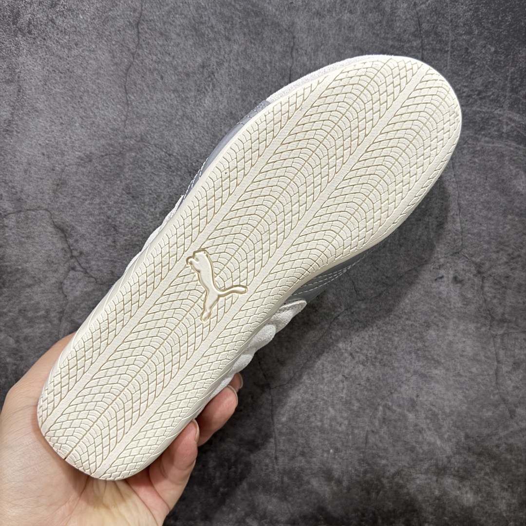 图片[9]-【CS纯原版】Puma Speedcat OG Sparco 彪马罗马阿莫尔系列 复古运动休闲赛车跑鞋 白银 市场第一梯队品质 版型 细节 烫金走线 完全碾压市场任意版本 欢迎对比🆚 工厂耗时3个月开发 原装档案原数据纸版楦型 采用固色翻毛皮鞋面材质(正确二次成型\’猛帮\’成型工艺🆚区别市面版本!!) 外置原数据开发轻量耐磨橡胶大底💪🏻 全球知名运动品牌PUMA宝马赛车系列 融合了宝马车队的标志性配色 以趣味十足又前卫复古的设计引领潮流 将赛道精神融入街头时尚 开启前卫竞速之旅 主打前卫复古风 Roma鞋款的鞋侧以复古的流线造型 缀以宝马经典Logo 巧妙吸睛 而Speedcat鞋款以亮眼三色条纹元素缀以舒适鞋面 赋予了独特的个性美学 演绎赛车的无尽能量 货号：403902-01 尺码：35-45-选品中心