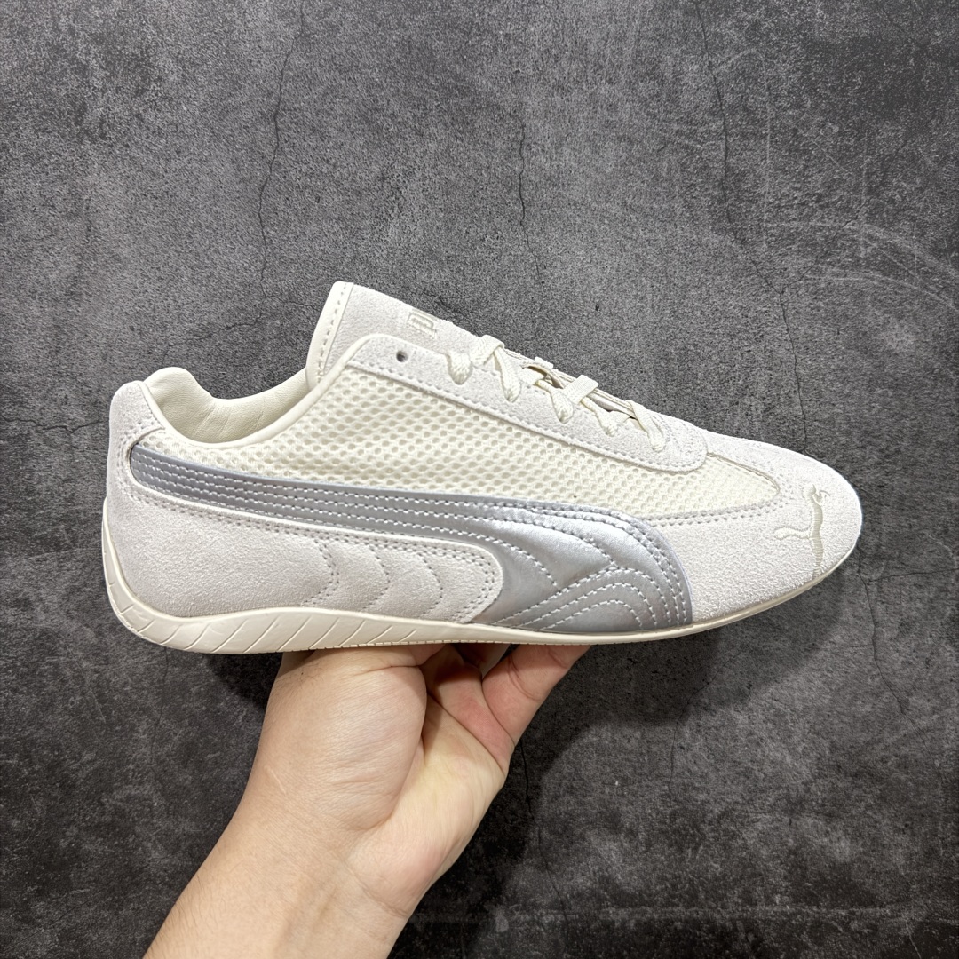 【CS纯原版】Puma Speedcat OG Sparco 彪马罗马阿莫尔系列 复古运动休闲赛车跑鞋 白银 市场第一梯队品质 版型 细节 烫金走线 完全碾压市场任意版本 欢迎对比🆚 工厂耗时3个月开发 原装档案原数据纸版楦型 采用固色翻毛皮鞋面材质(正确二次成型\'猛帮\'成型工艺🆚区别市面版本!!) 外置原数据开发轻量耐磨橡胶大底💪🏻 全球知名运动品牌PUMA宝马赛车系列 融合了宝马车队的标志性配色 以趣味十足又前卫复古的设计引领潮流 将赛道精神融入街头时尚 开启前卫竞速之旅 主打前卫复古风 Roma鞋款的鞋侧以复古的流线造型 缀以宝马经典Logo 巧妙吸睛 而Speedcat鞋款以亮眼三色条纹元素缀以舒适鞋面 赋予了独特的个性美学 演绎赛车的无尽能量 货号:403902-01 尺码:35-45-选品中心