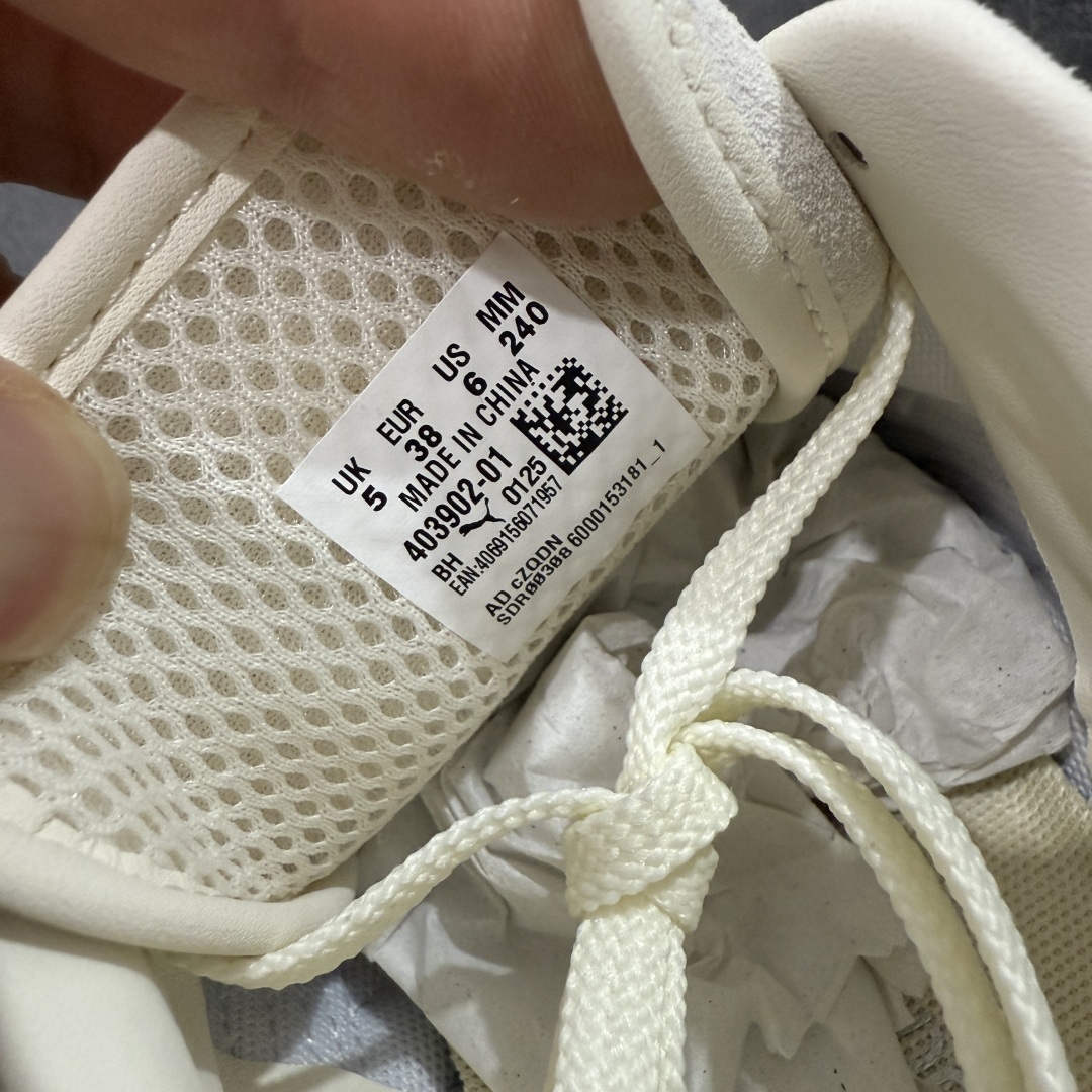 图片[7]-【CS纯原版】Puma Speedcat OG Sparco 彪马罗马阿莫尔系列 复古运动休闲赛车跑鞋 白银 市场第一梯队品质 版型 细节 烫金走线 完全碾压市场任意版本 欢迎对比🆚 工厂耗时3个月开发 原装档案原数据纸版楦型 采用固色翻毛皮鞋面材质(正确二次成型\’猛帮\’成型工艺🆚区别市面版本!!) 外置原数据开发轻量耐磨橡胶大底💪🏻 全球知名运动品牌PUMA宝马赛车系列 融合了宝马车队的标志性配色 以趣味十足又前卫复古的设计引领潮流 将赛道精神融入街头时尚 开启前卫竞速之旅 主打前卫复古风 Roma鞋款的鞋侧以复古的流线造型 缀以宝马经典Logo 巧妙吸睛 而Speedcat鞋款以亮眼三色条纹元素缀以舒适鞋面 赋予了独特的个性美学 演绎赛车的无尽能量 货号：403902-01 尺码：35-45-选品中心