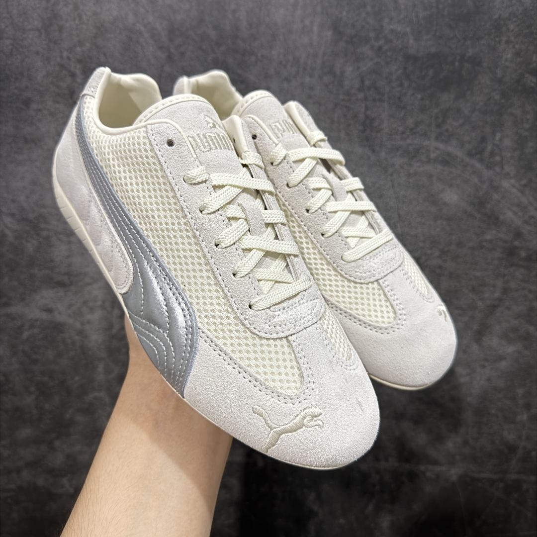 【CS纯原版】Puma Speedcat OG Sparco 彪马罗马阿莫尔系列 复古运动休闲赛车跑鞋 白银 市场第一梯队品质 版型 细节 烫金走线 完全碾压市场任意版本 欢迎对比🆚 工厂耗时3个月开发 原装档案原数据纸版楦型 采用固色翻毛皮鞋面材质(正确二次成型\'猛帮\'成型工艺🆚区别市面版本!!) 外置原数据开发轻量耐磨橡胶大底💪🏻 全球知名运动品牌PUMA宝马赛车系列 融合了宝马车队的标志性配色 以趣味十足又前卫复古的设计引领潮流 将赛道精神融入街头时尚 开启前卫竞速之旅 主打前卫复古风 Roma鞋款的鞋侧以复古的流线造型 缀以宝马经典Logo 巧妙吸睛 而Speedcat鞋款以亮眼三色条纹元素缀以舒适鞋面 赋予了独特的个性美学 演绎赛车的无尽能量 货号:403902-01 尺码:35-45-选品中心
