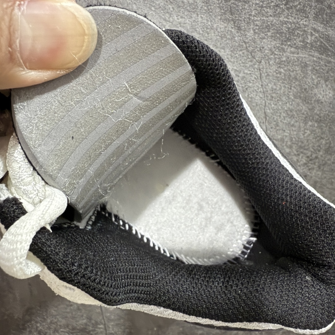 图片[9]-【XC2.0版】NK Zoom Vomero 5 佛莫罗5代系列经典复古运动慢跑鞋 白黑色 HQ1182-001 升级批次 全码补货入库 ①改良泡棉太厚鞋子肿涨问题 ②改良勾勾此前无绒感问题[公司货同步] ③升级采用原厂气垫[泵感、弹性、气压同步公司货]脚感更加接近原鞋 ④全新改版新批次鞋型更加秀气更接近公司货品相大底全新升级更软更弹!边缘咬花更加立体! 市售最强天花板‼️ 前后掌均有气垫加持 市场唯一正品的色卡 高频 组合大底的顶级产物！ 原装档案原数据纸版楦型 采用正确色卡 合成革饰片组合双层网眼布鞋面材质 升级正确后跟TPU加固#耐弯折热塑框架支撑鞋身 正确4层组织中底搭载EVA轻量缓震(中底带有Zoom气垫加持 区别市面版本!!)#嵌入双层革新物料鞋垫,外置防滑耐磨橡胶底片 复古气质十足❗️ 尺码：35.5-46-选品中心