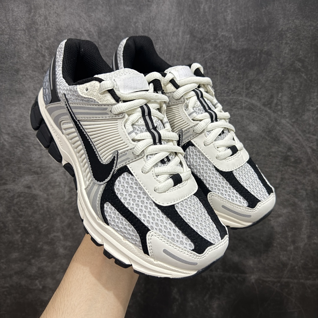 【XC2.0版】NK Zoom Vomero 5 佛莫罗5代系列经典复古运动慢跑鞋 白黑色 HQ1182-001 升级批次 全码补货入库 ①改良泡棉太厚鞋子肿涨问题 ②改良勾勾此前无绒感问题[公司货同步] ③升级采用原厂气垫[泵感、弹性、气压同步公司货]脚感更加接近原鞋 ④全新改版新批次鞋型更加秀气更接近公司货品相大底全新升级更软更弹!边缘咬花更加立体! 市售最强天花板‼️ 前后掌均有气垫加持 市场唯一正品的色卡 高频 组合大底的顶级产物！ 原装档案原数据纸版楦型 采用正确色卡 合成革饰片组合双层网眼布鞋面材质 升级正确后跟TPU加固#耐弯折热塑框架支撑鞋身 正确4层组织中底搭载EVA轻量缓震(中底带有Zoom气垫加持 区别市面版本!!)#嵌入双层革新物料鞋垫,外置防滑耐磨橡胶底片 复古气质十足❗️ 尺码：35.5-46-选品中心