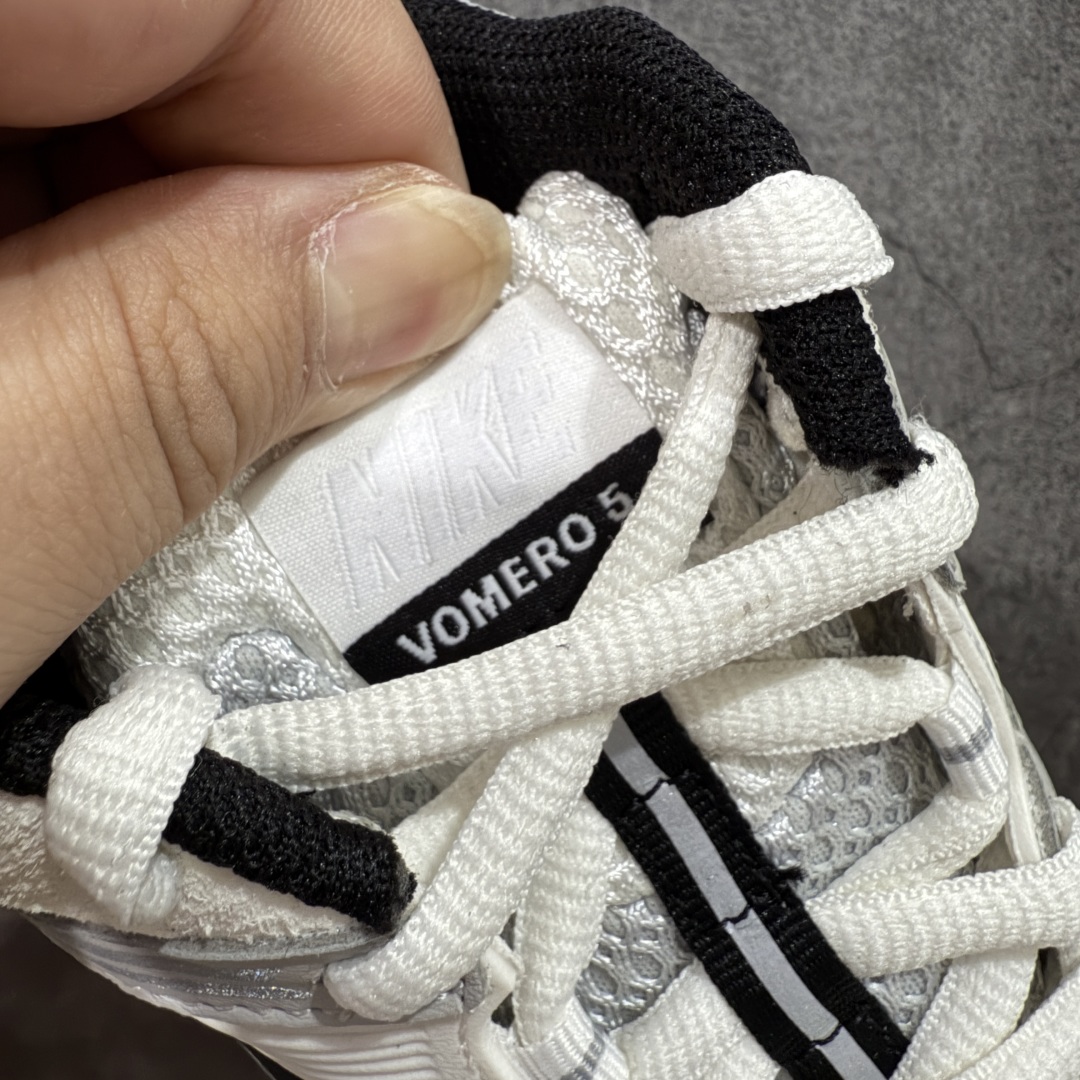 图片[6]-【XC2.0版】NK Zoom Vomero 5 佛莫罗5代系列经典复古运动慢跑鞋 白黑色 HQ1182-001 升级批次 全码补货入库 ①改良泡棉太厚鞋子肿涨问题 ②改良勾勾此前无绒感问题[公司货同步] ③升级采用原厂气垫[泵感、弹性、气压同步公司货]脚感更加接近原鞋 ④全新改版新批次鞋型更加秀气更接近公司货品相大底全新升级更软更弹!边缘咬花更加立体! 市售最强天花板‼️ 前后掌均有气垫加持 市场唯一正品的色卡 高频 组合大底的顶级产物！ 原装档案原数据纸版楦型 采用正确色卡 合成革饰片组合双层网眼布鞋面材质 升级正确后跟TPU加固#耐弯折热塑框架支撑鞋身 正确4层组织中底搭载EVA轻量缓震(中底带有Zoom气垫加持 区别市面版本!!)#嵌入双层革新物料鞋垫,外置防滑耐磨橡胶底片 复古气质十足❗️ 尺码：35.5-46-选品中心