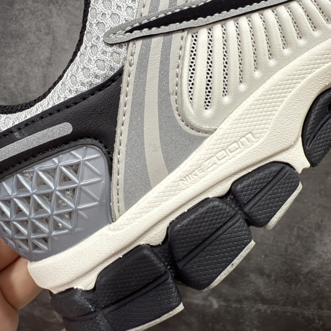 图片[3]-【XC2.0版】NK Zoom Vomero 5 佛莫罗5代系列经典复古运动慢跑鞋 白黑色 HQ1182-001 升级批次 全码补货入库 ①改良泡棉太厚鞋子肿涨问题 ②改良勾勾此前无绒感问题[公司货同步] ③升级采用原厂气垫[泵感、弹性、气压同步公司货]脚感更加接近原鞋 ④全新改版新批次鞋型更加秀气更接近公司货品相大底全新升级更软更弹!边缘咬花更加立体! 市售最强天花板‼️ 前后掌均有气垫加持 市场唯一正品的色卡 高频 组合大底的顶级产物！ 原装档案原数据纸版楦型 采用正确色卡 合成革饰片组合双层网眼布鞋面材质 升级正确后跟TPU加固#耐弯折热塑框架支撑鞋身 正确4层组织中底搭载EVA轻量缓震(中底带有Zoom气垫加持 区别市面版本!!)#嵌入双层革新物料鞋垫,外置防滑耐磨橡胶底片 复古气质十足❗️ 尺码：35.5-46-选品中心
