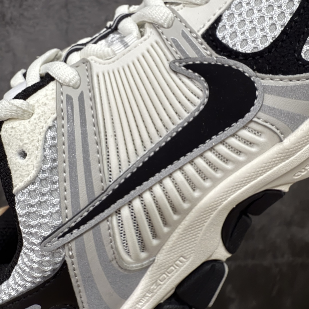 图片[4]-【XC2.0版】NK Zoom Vomero 5 佛莫罗5代系列经典复古运动慢跑鞋 白黑色 HQ1182-001 升级批次 全码补货入库 ①改良泡棉太厚鞋子肿涨问题 ②改良勾勾此前无绒感问题[公司货同步] ③升级采用原厂气垫[泵感、弹性、气压同步公司货]脚感更加接近原鞋 ④全新改版新批次鞋型更加秀气更接近公司货品相大底全新升级更软更弹!边缘咬花更加立体! 市售最强天花板‼️ 前后掌均有气垫加持 市场唯一正品的色卡 高频 组合大底的顶级产物！ 原装档案原数据纸版楦型 采用正确色卡 合成革饰片组合双层网眼布鞋面材质 升级正确后跟TPU加固#耐弯折热塑框架支撑鞋身 正确4层组织中底搭载EVA轻量缓震(中底带有Zoom气垫加持 区别市面版本!!)#嵌入双层革新物料鞋垫,外置防滑耐磨橡胶底片 复古气质十足❗️ 尺码：35.5-46-选品中心