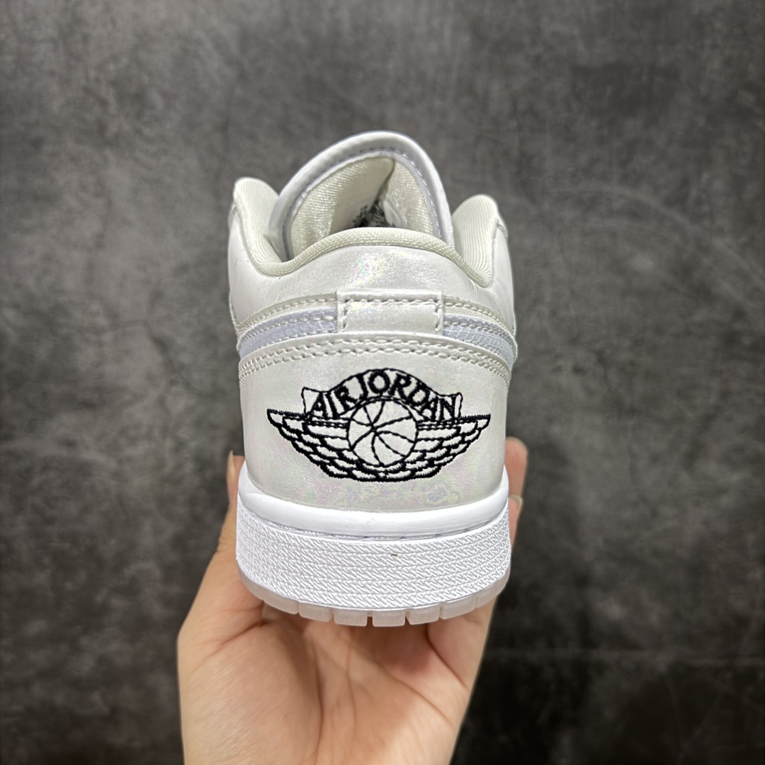 图片[4]-【DT纯原】Air Jordan Low AJ1 乔1 低帮文化休闲运动板鞋 蛇年限定白棕色 HF4080-001 市面中低帮最具代表性版本没有之一 口碑大厂出品 品控大底版型不断改良更新 全套原纸板楦头开发 确保原汁原味 完美呈现版型 完美零毛边处理 原厂内置全掌气垫 价格定位良心 平台专用代工流水线出品 一眼公司既视感 拿到手的一瞬间就与众不同 碾压市面所有版本 全部原鞋开发 每一个配色都会采购原鞋确认细节 打破市面看图做货无好货之说 尺码：35.5 36 36.5 37.5 38 38.5 39 40 40.5 41 42 42.5 43 44-选品中心