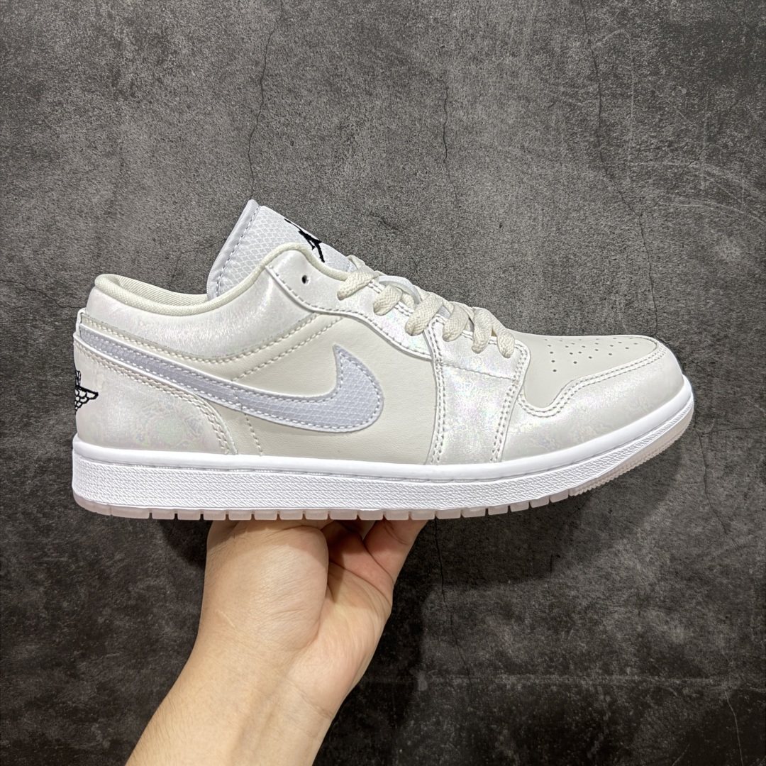 【DT纯原】Air Jordan Low AJ1 乔1 低帮文化休闲运动板鞋 蛇年限定白棕色 HF4080-001 市面中低帮最具代表性版本没有之一 口碑大厂出品 品控大底版型不断改良更新 全套原纸板楦头开发 确保原汁原味 完美呈现版型 完美零毛边处理 原厂内置全掌气垫 价格定位良心 平台专用代工流水线出品 一眼公司既视感 拿到手的一瞬间就与众不同 碾压市面所有版本 全部原鞋开发 每一个配色都会采购原鞋确认细节 打破市面看图做货无好货之说 尺码：35.5 36 36.5 37.5 38 38.5 39 40 40.5 41 42 42.5 43 44-选品中心