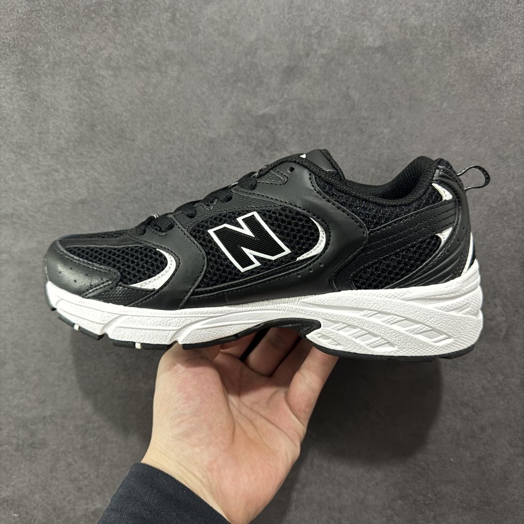 图片[2]-【K8版本】New Balance NB530 新百伦复古透气跑步鞋 抛弃过往以皮革为主的人气轮廓 以极具复古风范的跑鞋外观呈现 设计上全鞋以简约清爽的纯白色作基底 鞋身覆盖大面积织物网眼材质 并于鞋头、鞋带孔眼片等细节处点缀对比鲜明的反光银镀层凸显 鞋舌、侧身等位置则辅以一贯的「N」字标志和品牌徽标彰显身份 最后通过搭载的 ABZORB 缓震中底完善整体造型 货号：MR530SD 尺码：36-45带半码-选品中心