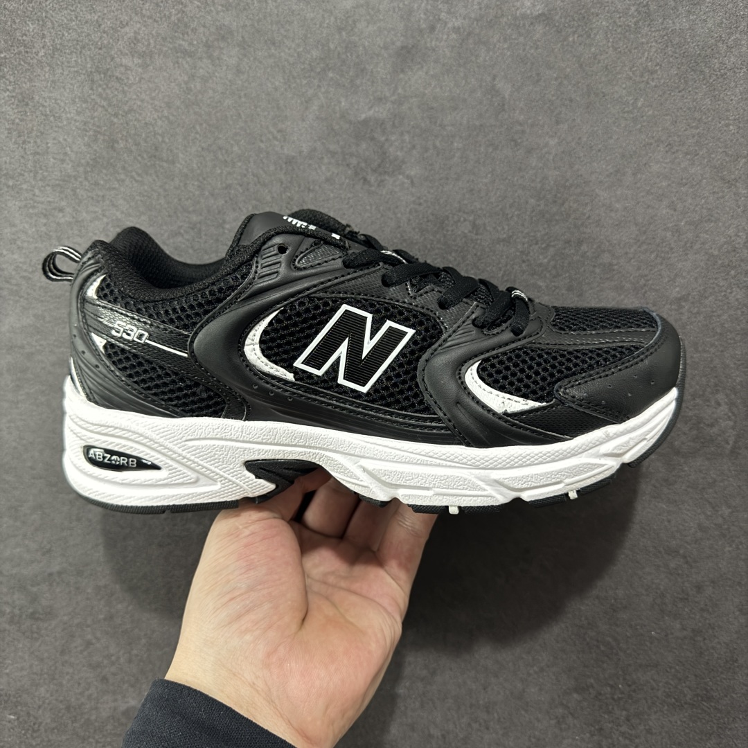 【K8版本】New Balance NB530 新百伦复古透气跑步鞋 抛弃过往以皮革为主的人气轮廓 以极具复古风范的跑鞋外观呈现 设计上全鞋以简约清爽的纯白色作基底 鞋身覆盖大面积织物网眼材质 并于鞋头、鞋带孔眼片等细节处点缀对比鲜明的反光银镀层凸显 鞋舌、侧身等位置则辅以一贯的「N」字标志和品牌徽标彰显身份 最后通过搭载的 ABZORB 缓震中底完善整体造型 货号:MR530SD 尺码:36-45带半码-选品中心