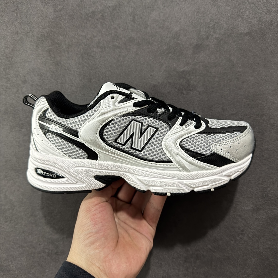 【K8版本】New Balance NB530 新百伦复古透气跑步鞋 抛弃过往以皮革为主的人气轮廓 以极具复古风范的跑鞋外观呈现 设计上全鞋以简约清爽的纯白色作基底 鞋身覆盖大面积织物网眼材质 并于鞋头、鞋带孔眼片等细节处点缀对比鲜明的反光银镀层凸显 鞋舌、侧身等位置则辅以一贯的「N」字标志和品牌徽标彰显身份 最后通过搭载的 ABZORB 缓震中底完善整体造型 货号:MR530USX 尺码:36-45带半码-选品中心