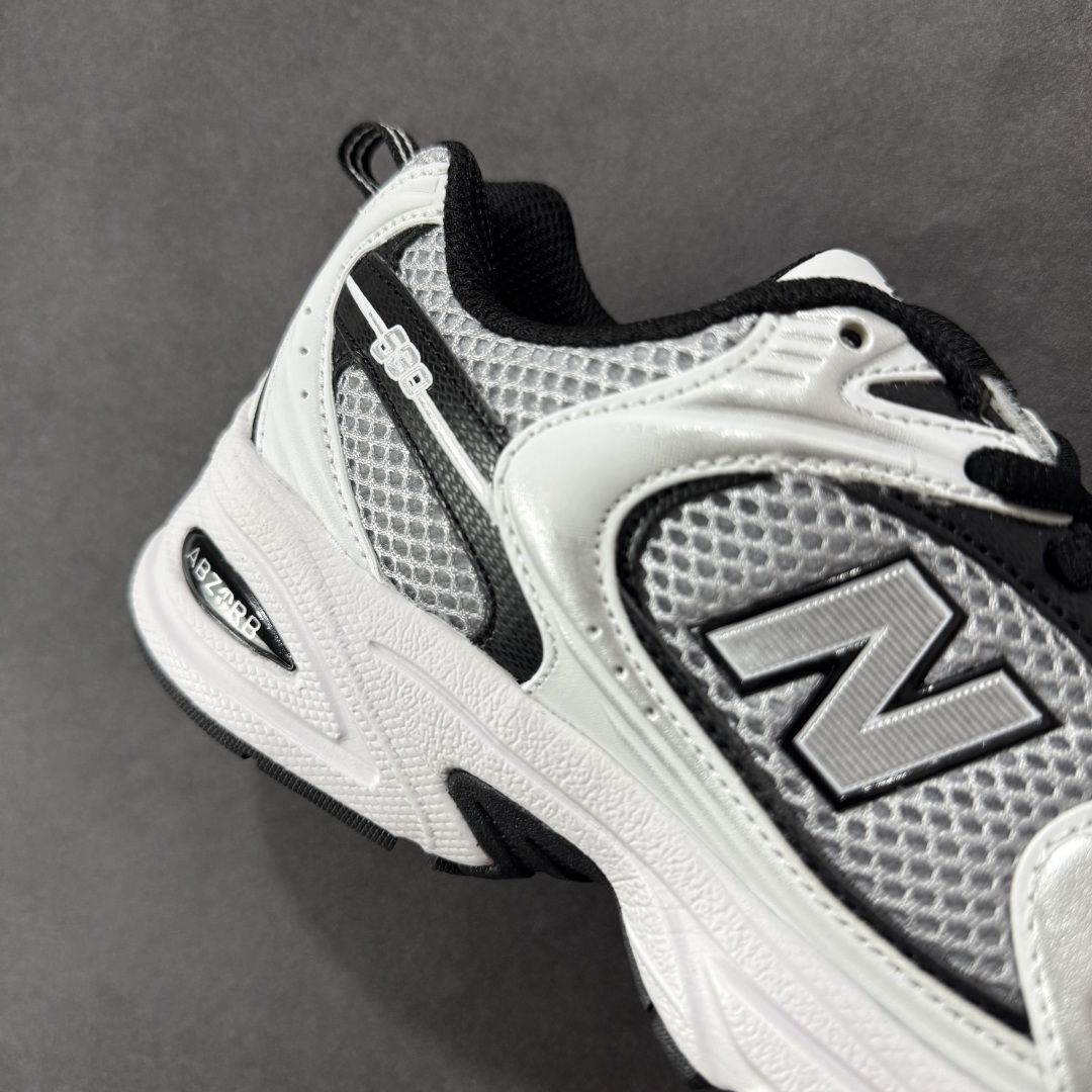 图片[6]-【K8版本】New Balance NB530 新百伦复古透气跑步鞋 抛弃过往以皮革为主的人气轮廓 以极具复古风范的跑鞋外观呈现 设计上全鞋以简约清爽的纯白色作基底 鞋身覆盖大面积织物网眼材质 并于鞋头、鞋带孔眼片等细节处点缀对比鲜明的反光银镀层凸显 鞋舌、侧身等位置则辅以一贯的「N」字标志和品牌徽标彰显身份 最后通过搭载的 ABZORB 缓震中底完善整体造型 货号：MR530USX 尺码：36-45带半码-选品中心