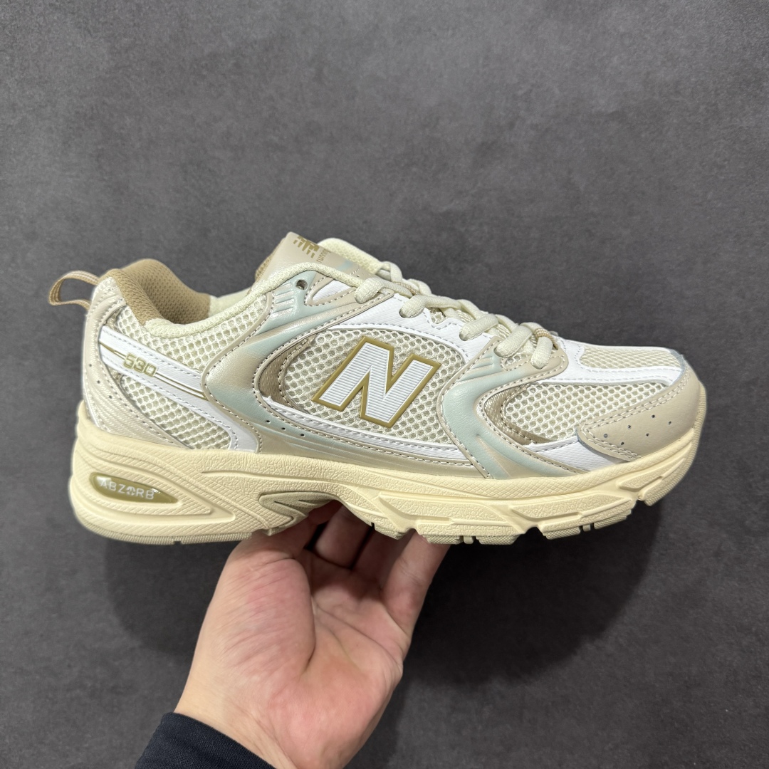 【K8版本】New Balance NB530 新百伦复古透气跑步鞋 抛弃过往以皮革为主的人气轮廓 以极具复古风范的跑鞋外观呈现 设计上全鞋以简约清爽的纯白色作基底 鞋身覆盖大面积织物网眼材质 并于鞋头、鞋带孔眼片等细节处点缀对比鲜明的反光银镀层凸显 鞋舌、侧身等位置则辅以一贯的「N」字标志和品牌徽标彰显身份 最后通过搭载的 ABZORB 缓震中底完善整体造型 货号:MR530AA 尺码:36-45带半码-选品中心