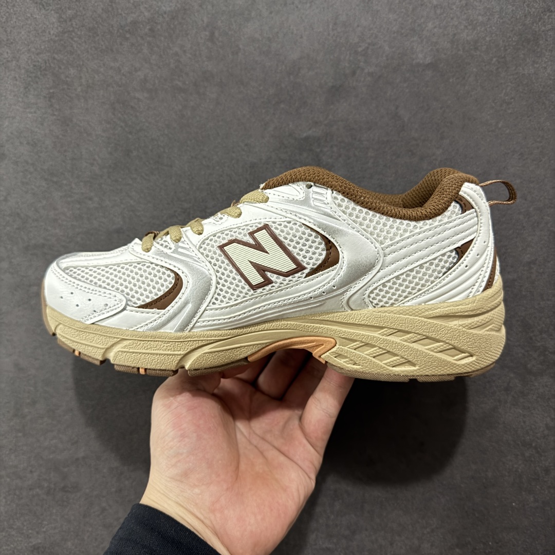 图片[2]-【K8版本】New Balance NB530 新百伦复古透气跑步鞋 抛弃过往以皮革为主的人气轮廓 以极具复古风范的跑鞋外观呈现 设计上全鞋以简约清爽的纯白色作基底 鞋身覆盖大面积织物网眼材质 并于鞋头、鞋带孔眼片等细节处点缀对比鲜明的反光银镀层凸显 鞋舌、侧身等位置则辅以一贯的「N」字标志和品牌徽标彰显身份 最后通过搭载的 ABZORB 缓震中底完善整体造型 货号：MR530NI 尺码：36-45带半码-选品中心