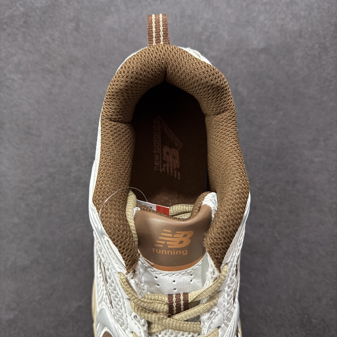 图片[7]-【K8版本】New Balance NB530 新百伦复古透气跑步鞋 抛弃过往以皮革为主的人气轮廓 以极具复古风范的跑鞋外观呈现 设计上全鞋以简约清爽的纯白色作基底 鞋身覆盖大面积织物网眼材质 并于鞋头、鞋带孔眼片等细节处点缀对比鲜明的反光银镀层凸显 鞋舌、侧身等位置则辅以一贯的「N」字标志和品牌徽标彰显身份 最后通过搭载的 ABZORB 缓震中底完善整体造型 货号：MR530NI 尺码：36-45带半码-选品中心
