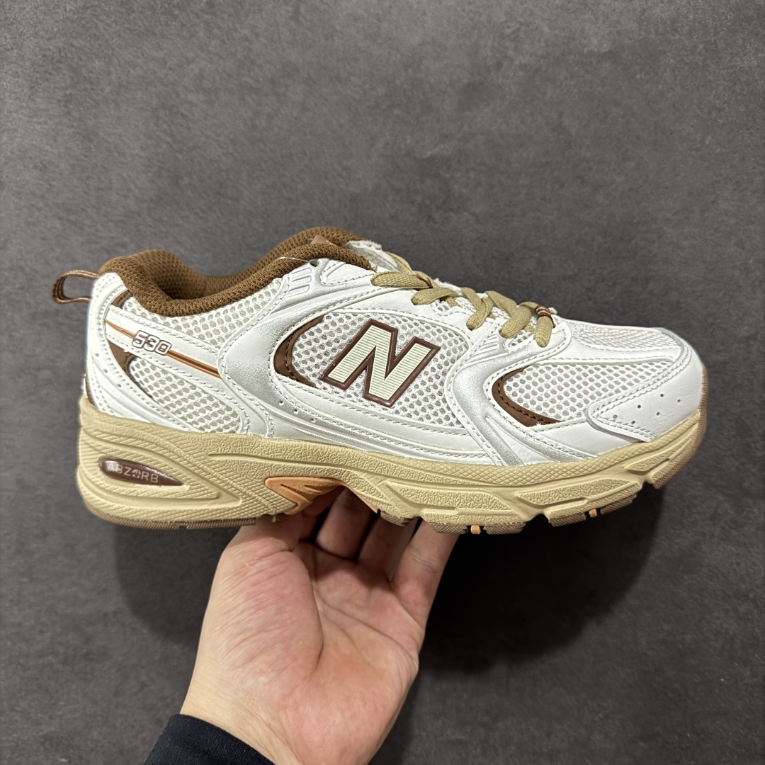 【K8版本】New Balance NB530 新百伦复古透气跑步鞋 抛弃过往以皮革为主的人气轮廓 以极具复古风范的跑鞋外观呈现 设计上全鞋以简约清爽的纯白色作基底 鞋身覆盖大面积织物网眼材质 并于鞋头、鞋带孔眼片等细节处点缀对比鲜明的反光银镀层凸显 鞋舌、侧身等位置则辅以一贯的「N」字标志和品牌徽标彰显身份 最后通过搭载的 ABZORB 缓震中底完善整体造型 货号:MR530NI 尺码:36-45带半码-选品中心