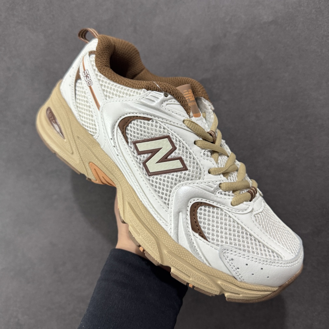 图片[3]-【K8版本】New Balance NB530 新百伦复古透气跑步鞋 抛弃过往以皮革为主的人气轮廓 以极具复古风范的跑鞋外观呈现 设计上全鞋以简约清爽的纯白色作基底 鞋身覆盖大面积织物网眼材质 并于鞋头、鞋带孔眼片等细节处点缀对比鲜明的反光银镀层凸显 鞋舌、侧身等位置则辅以一贯的「N」字标志和品牌徽标彰显身份 最后通过搭载的 ABZORB 缓震中底完善整体造型 货号：MR530NI 尺码：36-45带半码-选品中心