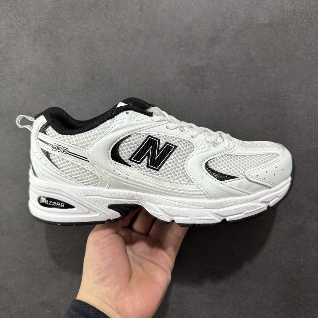 【K8版本】New Balance NB530 新百伦复古透气跑步鞋 抛弃过往以皮革为主的人气轮廓 以极具复古风范的跑鞋外观呈现 设计上全鞋以简约清爽的纯白色作基底 鞋身覆盖大面积织物网眼材质 并于鞋头、鞋带孔眼片等细节处点缀对比鲜明的反光银镀层凸显 鞋舌、侧身等位置则辅以一贯的「N」字标志和品牌徽标彰显身份 最后通过搭载的 ABZORB 缓震中底完善整体造型 货号:MR530EWB 尺码:36-45带半码-选品中心