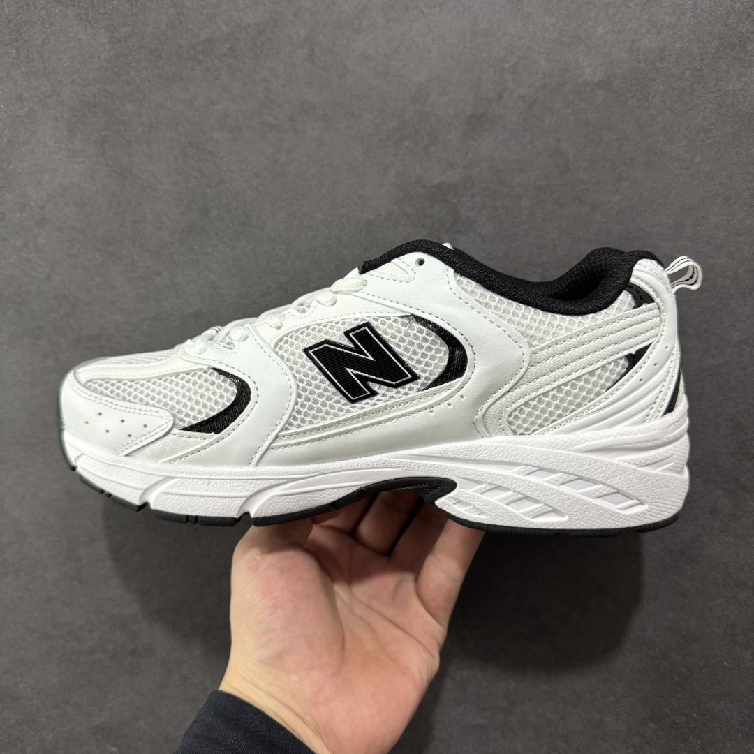 图片[2]-【K8版本】New Balance NB530 新百伦复古透气跑步鞋 抛弃过往以皮革为主的人气轮廓 以极具复古风范的跑鞋外观呈现 设计上全鞋以简约清爽的纯白色作基底 鞋身覆盖大面积织物网眼材质 并于鞋头、鞋带孔眼片等细节处点缀对比鲜明的反光银镀层凸显 鞋舌、侧身等位置则辅以一贯的「N」字标志和品牌徽标彰显身份 最后通过搭载的 ABZORB 缓震中底完善整体造型 货号：MR530EWB 尺码：36-45带半码-选品中心