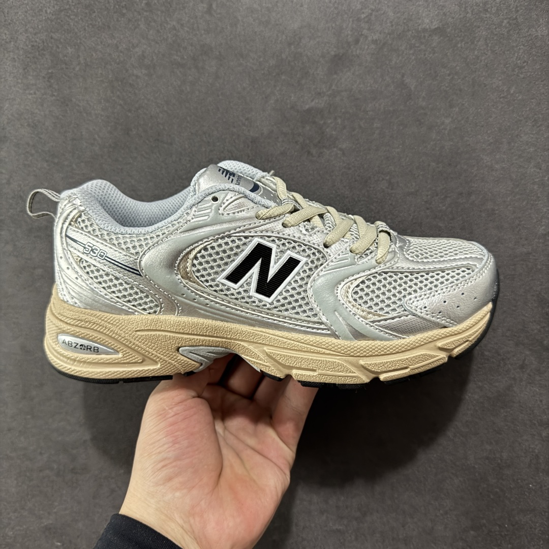 【K8版本】New Balance NB530 新百伦复古透气跑步鞋 抛弃过往以皮革为主的人气轮廓 以极具复古风范的跑鞋外观呈现 设计上全鞋以简约清爽的纯白色作基底 鞋身覆盖大面积织物网眼材质 并于鞋头、鞋带孔眼片等细节处点缀对比鲜明的反光银镀层凸显 鞋舌、侧身等位置则辅以一贯的「N」字标志和品牌徽标彰显身份 最后通过搭载的 ABZORB 缓震中底完善整体造型 货号:MR530VS 尺码:36-45带半码-选品中心