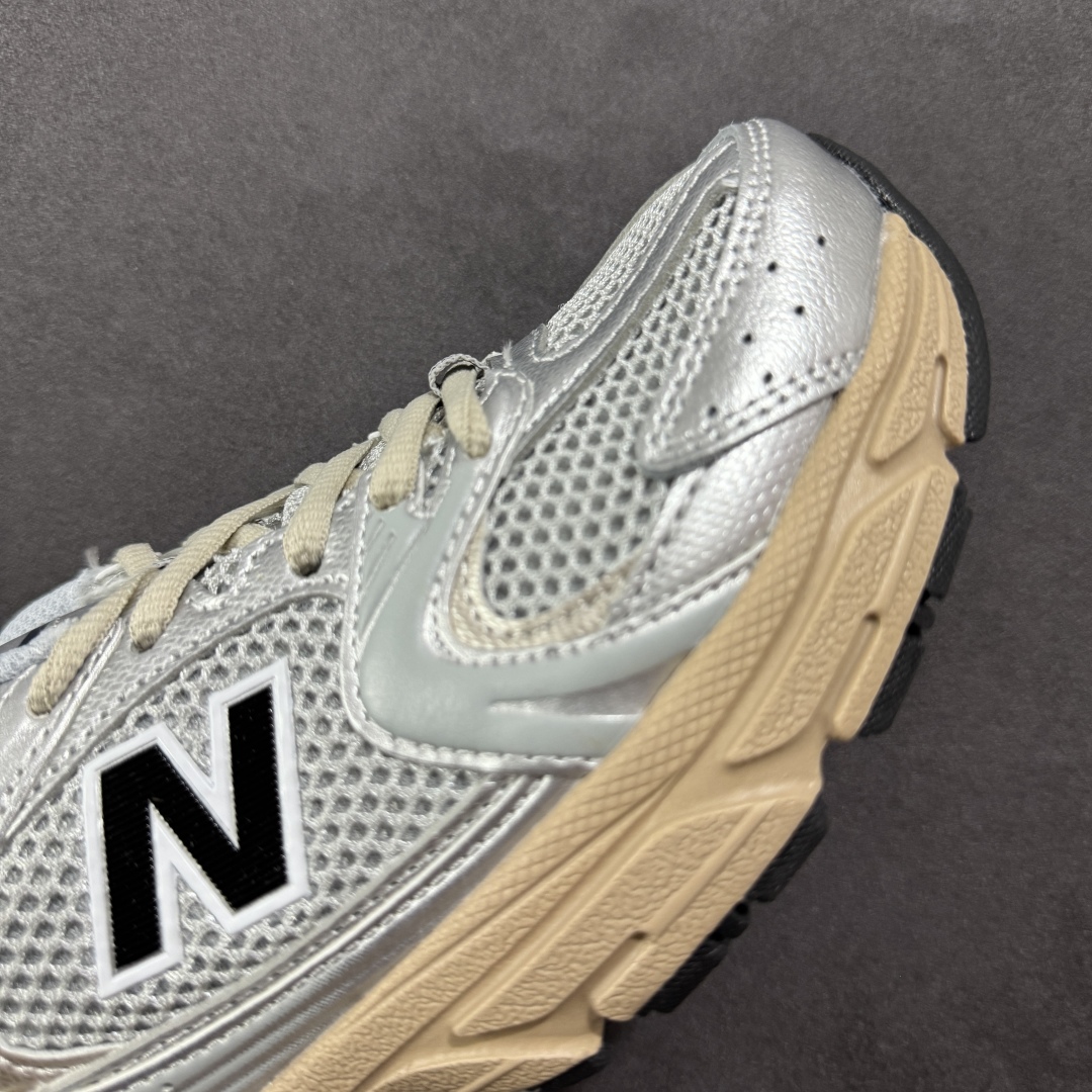 图片[5]-【K8版本】New Balance NB530 新百伦复古透气跑步鞋 抛弃过往以皮革为主的人气轮廓 以极具复古风范的跑鞋外观呈现 设计上全鞋以简约清爽的纯白色作基底 鞋身覆盖大面积织物网眼材质 并于鞋头、鞋带孔眼片等细节处点缀对比鲜明的反光银镀层凸显 鞋舌、侧身等位置则辅以一贯的「N」字标志和品牌徽标彰显身份 最后通过搭载的 ABZORB 缓震中底完善整体造型 货号：MR530VS 尺码：36-45带半码-选品中心