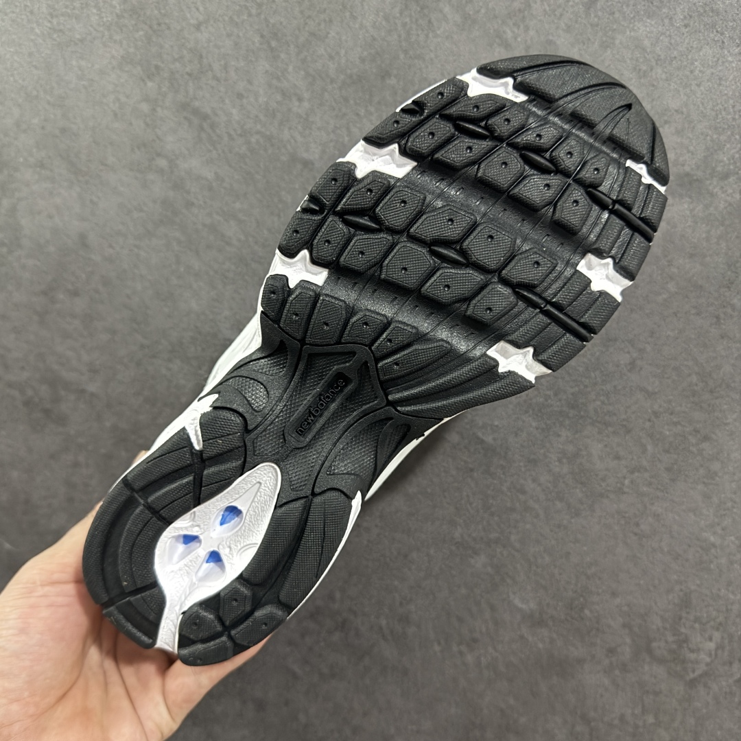 图片[9]-【K8版本】New Balance NB530 新百伦复古透气跑步鞋 抛弃过往以皮革为主的人气轮廓 以极具复古风范的跑鞋外观呈现 设计上全鞋以简约清爽的纯白色作基底 鞋身覆盖大面积织物网眼材质 并于鞋头、鞋带孔眼片等细节处点缀对比鲜明的反光银镀层凸显 鞋舌、侧身等位置则辅以一贯的「N」字标志和品牌徽标彰显身份 最后通过搭载的 ABZORB 缓震中底完善整体造型 货号：MR530EWB 尺码：36-45带半码-选品中心