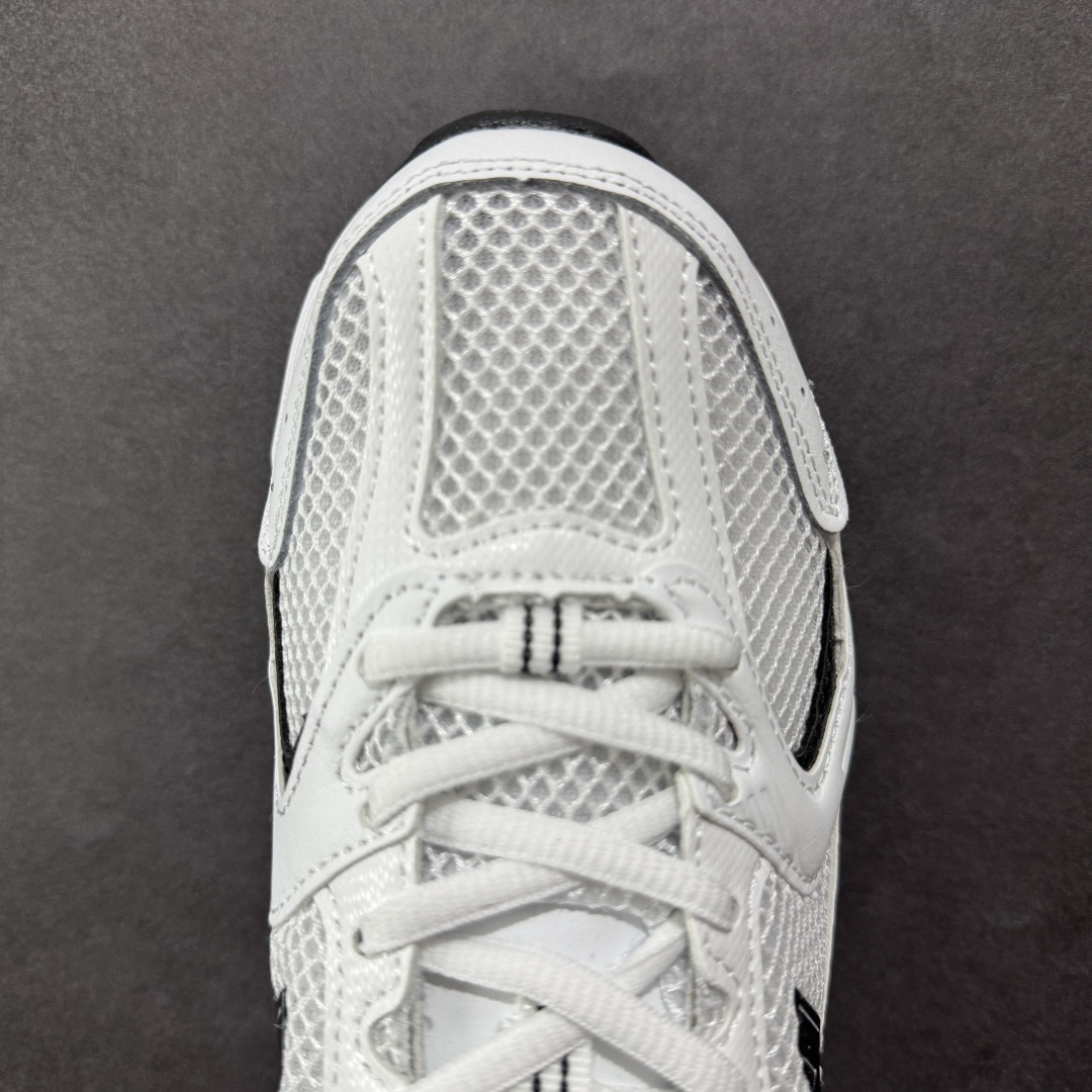 图片[8]-【K8版本】New Balance NB530 新百伦复古透气跑步鞋 抛弃过往以皮革为主的人气轮廓 以极具复古风范的跑鞋外观呈现 设计上全鞋以简约清爽的纯白色作基底 鞋身覆盖大面积织物网眼材质 并于鞋头、鞋带孔眼片等细节处点缀对比鲜明的反光银镀层凸显 鞋舌、侧身等位置则辅以一贯的「N」字标志和品牌徽标彰显身份 最后通过搭载的 ABZORB 缓震中底完善整体造型 货号：MR530EWB 尺码：36-45带半码-选品中心