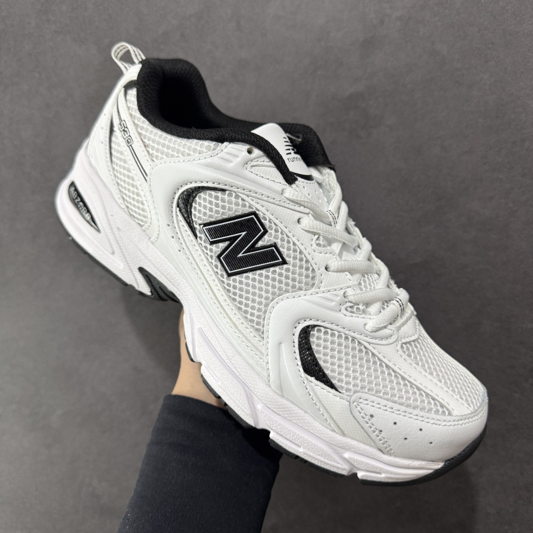 图片[3]-【K8版本】New Balance NB530 新百伦复古透气跑步鞋 抛弃过往以皮革为主的人气轮廓 以极具复古风范的跑鞋外观呈现 设计上全鞋以简约清爽的纯白色作基底 鞋身覆盖大面积织物网眼材质 并于鞋头、鞋带孔眼片等细节处点缀对比鲜明的反光银镀层凸显 鞋舌、侧身等位置则辅以一贯的「N」字标志和品牌徽标彰显身份 最后通过搭载的 ABZORB 缓震中底完善整体造型 货号：MR530EWB 尺码：36-45带半码-选品中心
