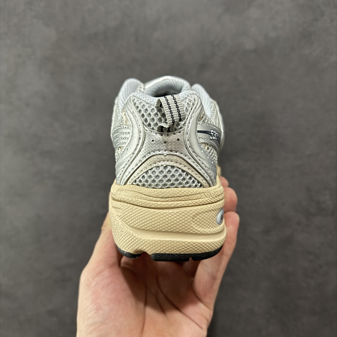 图片[4]-【K8版本】New Balance NB530 新百伦复古透气跑步鞋 抛弃过往以皮革为主的人气轮廓 以极具复古风范的跑鞋外观呈现 设计上全鞋以简约清爽的纯白色作基底 鞋身覆盖大面积织物网眼材质 并于鞋头、鞋带孔眼片等细节处点缀对比鲜明的反光银镀层凸显 鞋舌、侧身等位置则辅以一贯的「N」字标志和品牌徽标彰显身份 最后通过搭载的 ABZORB 缓震中底完善整体造型 货号：MR530VS 尺码：36-45带半码-选品中心