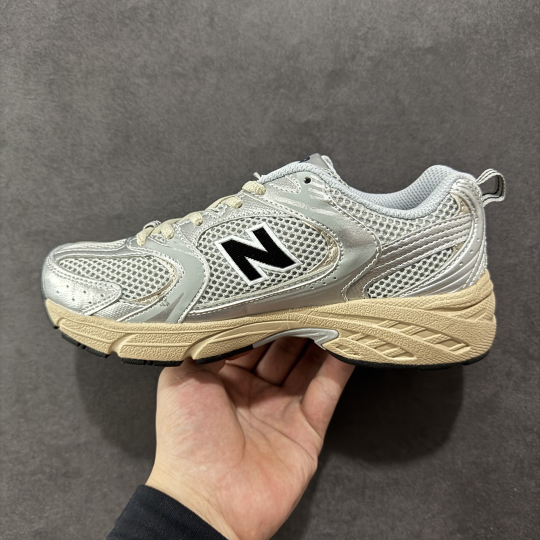 图片[2]-【K8版本】New Balance NB530 新百伦复古透气跑步鞋 抛弃过往以皮革为主的人气轮廓 以极具复古风范的跑鞋外观呈现 设计上全鞋以简约清爽的纯白色作基底 鞋身覆盖大面积织物网眼材质 并于鞋头、鞋带孔眼片等细节处点缀对比鲜明的反光银镀层凸显 鞋舌、侧身等位置则辅以一贯的「N」字标志和品牌徽标彰显身份 最后通过搭载的 ABZORB 缓震中底完善整体造型 货号：MR530VS 尺码：36-45带半码-选品中心