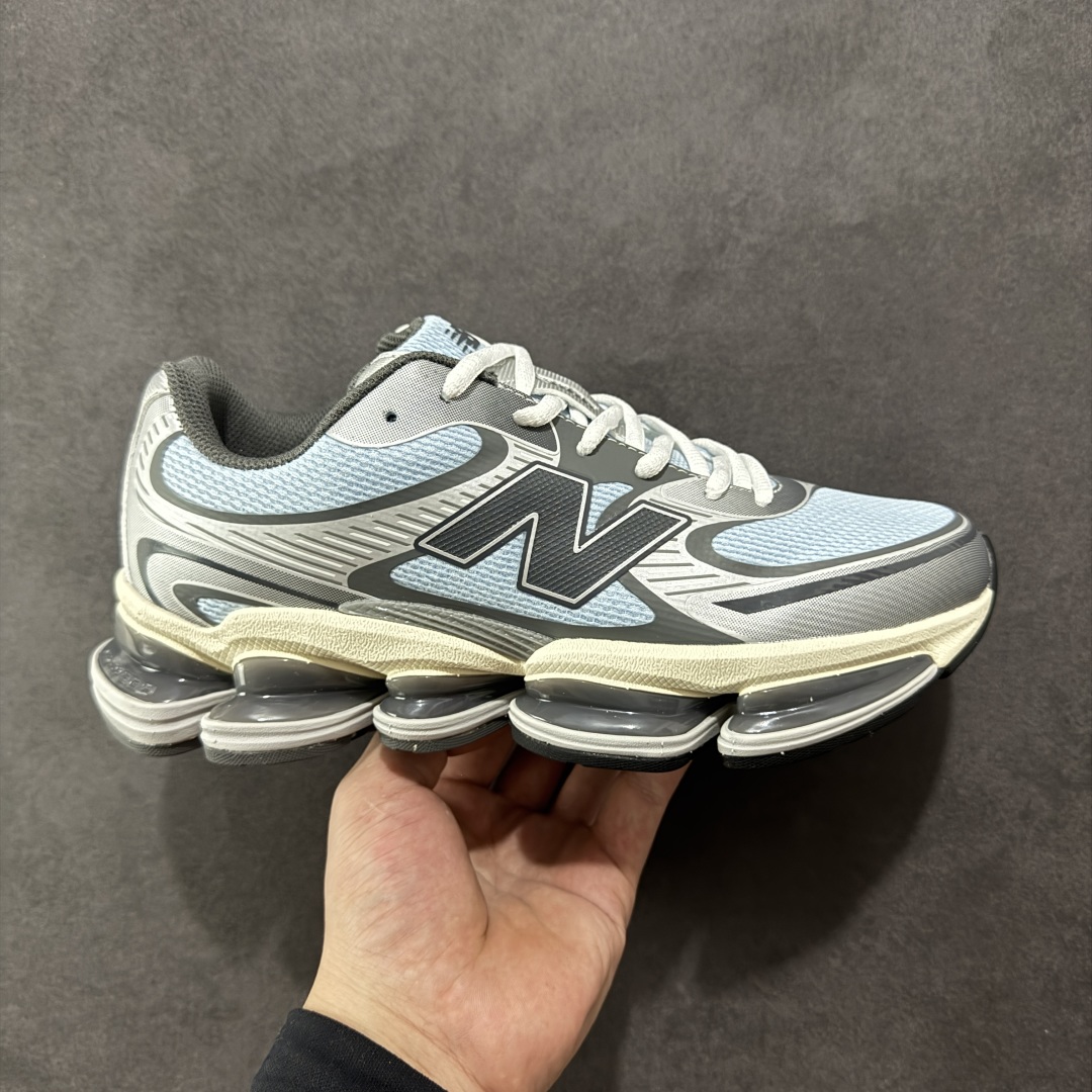 【纯原版】New Balance NB2000 舒适百搭防滑耐磨低帮 休闲跑步鞋 New Balance 在近两年的球鞋市场屡出奇招,在经典鞋型保持进一步增长的同时,推出的每一款新鞋型也都有傲人的战绩。在 327、9060 等鞋型获得成功之后,今天 New Balance 家族又迎来了新鲜血液的注入。这双New Balance 2000 依然是融合了新旧元素的跑鞋造型,命名为 2000,或许是它的设计理念有着 Y2K 的血统。最大的亮点,在于这双鞋的中底。外侧以五个ABZORB 单元,带来极具辨识度和冲击力的视觉效果,让这双鞋在外观和脚感方面都颇具吸引力。 尺码:36 37 37.5 38 38.5 39 40 40.5 41 42 42.5 43 44 45-选品中心