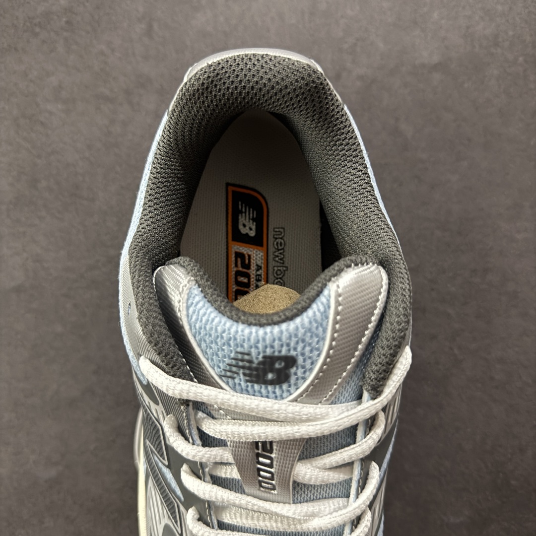 图片[7]-【纯原版】New Balance NB2000 舒适百搭防滑耐磨低帮 休闲跑步鞋 New Balance 在近两年的球鞋市场屡出奇招，在经典鞋型保持进一步增长的同时，推出的每一款新鞋型也都有傲人的战绩。在 327、9060 等鞋型获得成功之后，今天 New Balance 家族又迎来了新鲜血液的注入。这双New Balance 2000 依然是融合了新旧元素的跑鞋造型，命名为 2000，或许是它的设计理念有着 Y2K 的血统。最大的亮点，在于这双鞋的中底。外侧以五个ABZORB 单元，带来极具辨识度和冲击力的视觉效果，让这双鞋在外观和脚感方面都颇具吸引力。 尺码：36 37 37.5 38 38.5 39 40 40.5 41 42 42.5 43 44 45-选品中心