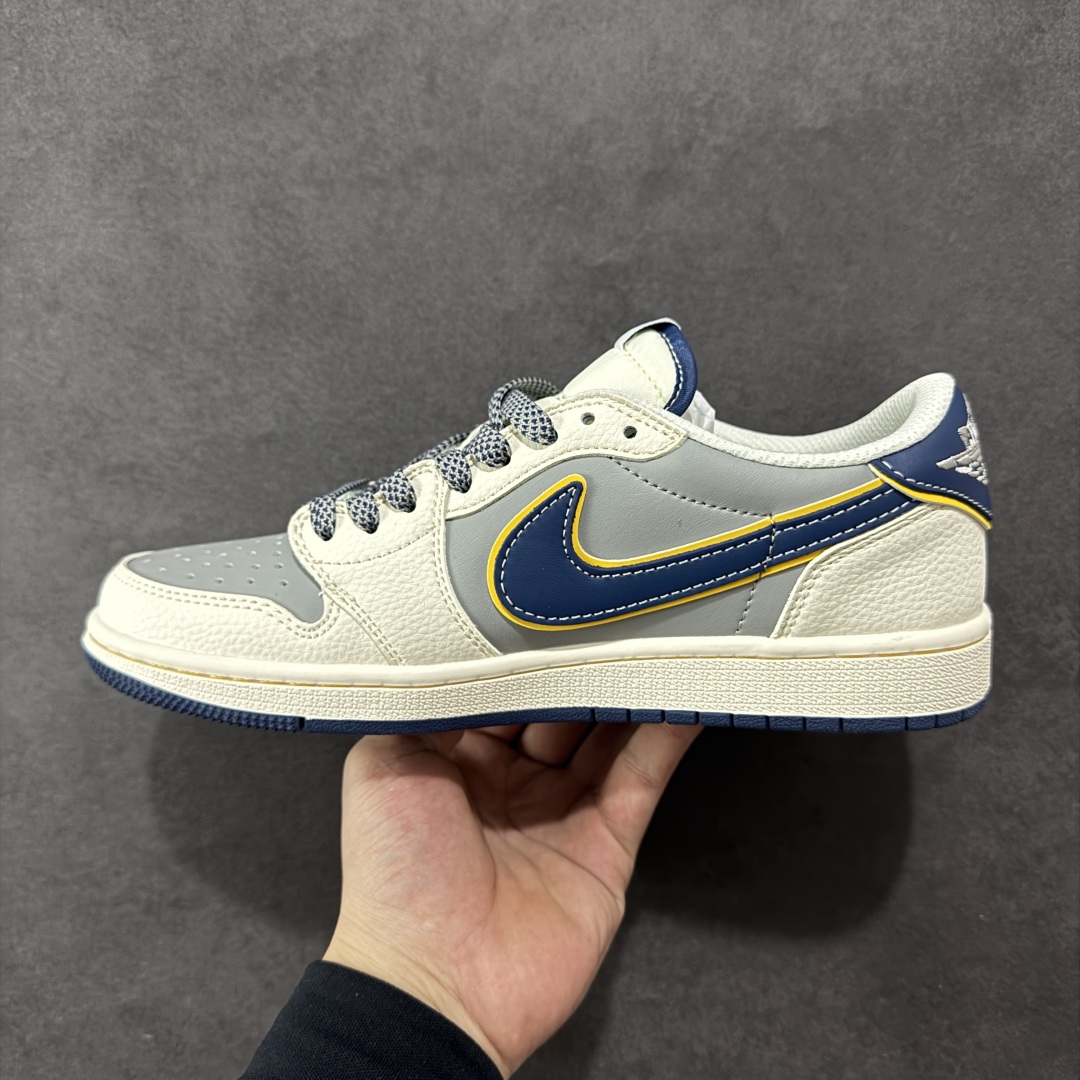 图片[2]-【定制版】Travis Scott x Fragment Design x Air Jordan 1 Low OG SP AJ1 乔1 小米联名 流星蓝 低帮文化休闲板鞋  #多方联名合作融合了Travis Scott 独特的音乐风格，藤原浩个性的设计风格以及Jordan品牌的经典元素 使其成为一双具有独特身份和价值的鞋子 清新而立体的外观加上联名标识更突出了其独特身份 这种配色方案显示出活力和时尚感 在视觉上引人注目 鞋身的质感和细腻的细节处理使其显得高端而格调十足 这款“倒钩”联名是设计与创意完美结合 融合多方的个性风格是一款备受瞩目的潮流鞋款  货号：XX3168-212 尺码：36 36.5 37.5 38 38.5 39 40 40.5 41 42 42.5 43 44 44.5 45-选品中心