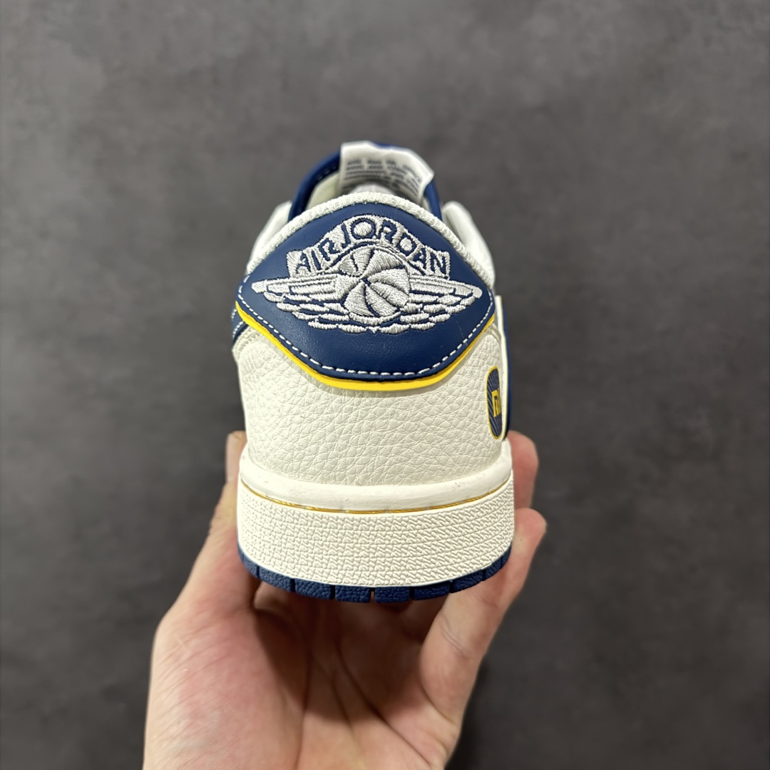 图片[4]-【定制版】Travis Scott x Fragment Design x Air Jordan 1 Low OG SP AJ1 乔1 小米联名 流星蓝 低帮文化休闲板鞋  #多方联名合作融合了Travis Scott 独特的音乐风格，藤原浩个性的设计风格以及Jordan品牌的经典元素 使其成为一双具有独特身份和价值的鞋子 清新而立体的外观加上联名标识更突出了其独特身份 这种配色方案显示出活力和时尚感 在视觉上引人注目 鞋身的质感和细腻的细节处理使其显得高端而格调十足 这款“倒钩”联名是设计与创意完美结合 融合多方的个性风格是一款备受瞩目的潮流鞋款  货号：XX3168-212 尺码：36 36.5 37.5 38 38.5 39 40 40.5 41 42 42.5 43 44 44.5 45-选品中心