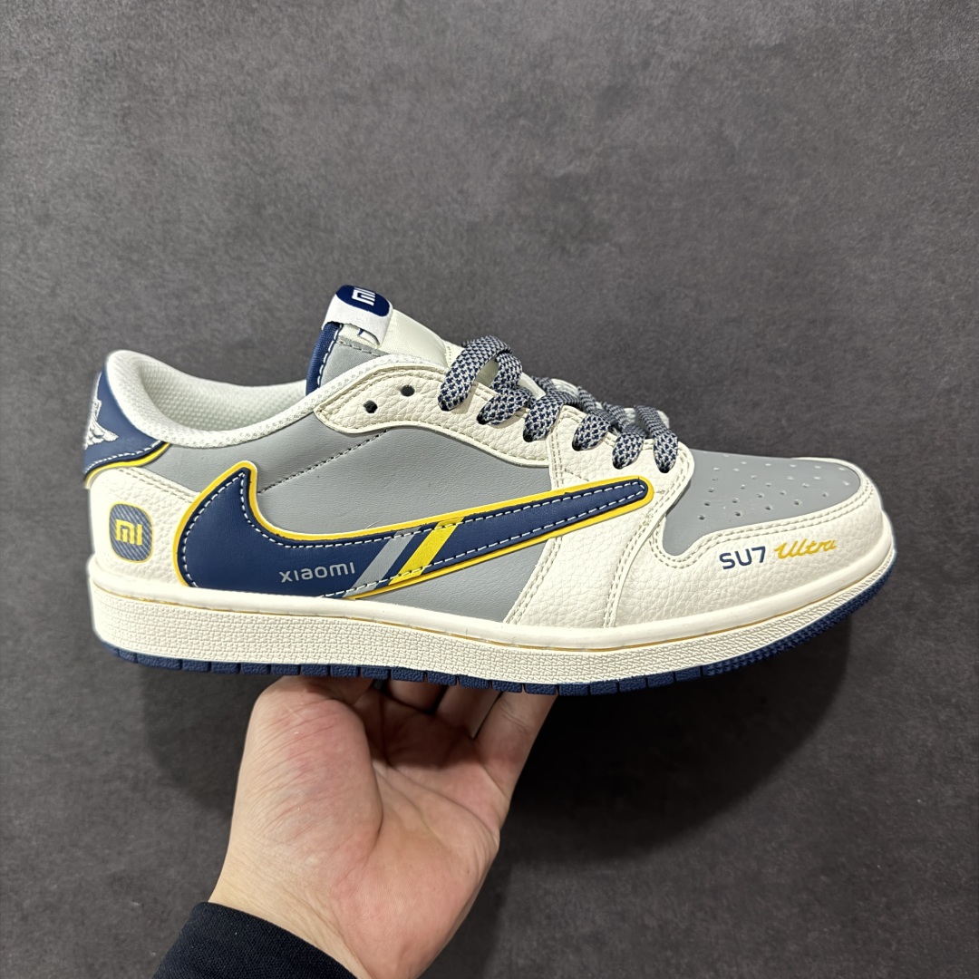 【定制版】Travis Scott x Fragment Design x Air Jordan 1 Low OG SP AJ1 乔1 小米联名 流星蓝 低帮文化休闲板鞋  #多方联名合作融合了Travis Scott 独特的音乐风格,藤原浩个性的设计风格以及Jordan品牌的经典元素 使其成为一双具有独特身份和价值的鞋子 清新而立体的外观加上联名标识更突出了其独特身份 这种配色方案显示出活力和时尚感 在视觉上引人注目 鞋身的质感和细腻的细节处理使其显得高端而格调十足 这款“倒钩”联名是设计与创意完美结合 融合多方的个性风格是一款备受瞩目的潮流鞋款  货号:XX3168-212 尺码:36 36.5 37.5 38 38.5 39 40 40.5 41 42 42.5 43 44 44.5 45-选品中心