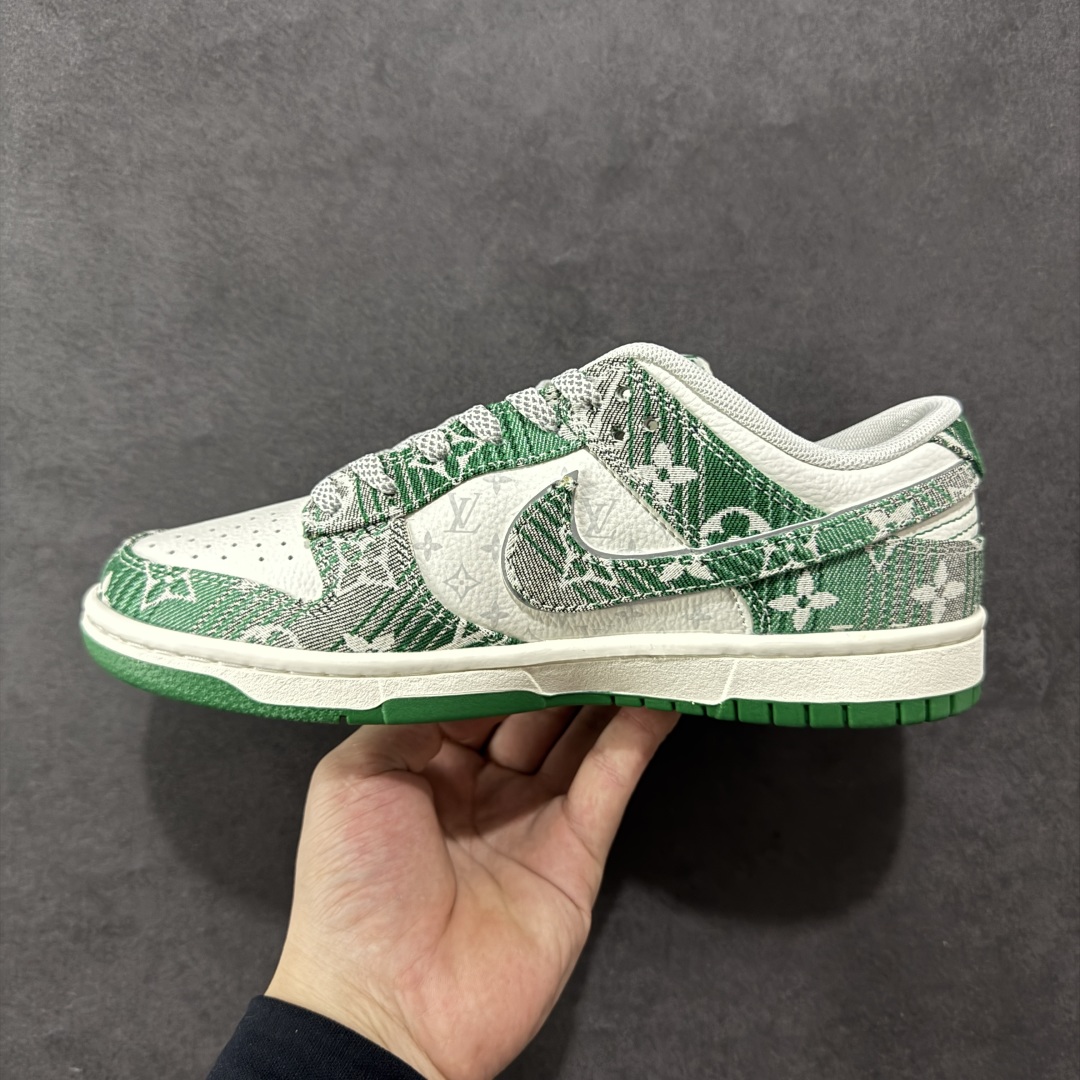 图片[2]-【定制版】Nike SB Dunk Low LV联名 灰绿牛仔 周年高端定制 低帮休闲板鞋  #定制鞋盒 大厂纯原品质出货 超高清洁度 皮料切割干净无任何毛边 细节完美   货号：SC9772-811 尺码：36 36.5 37.5 38 38.5 39 40 40.5 41 42 42.5 43 44 44.5 45-选品中心