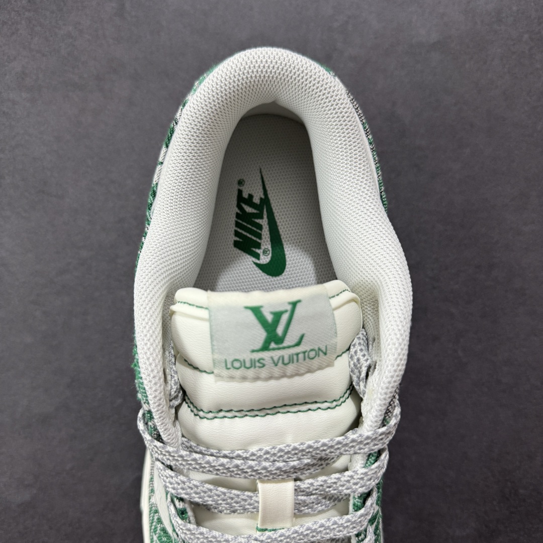图片[7]-【定制版】Nike SB Dunk Low LV联名 灰绿牛仔 周年高端定制 低帮休闲板鞋  #定制鞋盒 大厂纯原品质出货 超高清洁度 皮料切割干净无任何毛边 细节完美   货号：SC9772-811 尺码：36 36.5 37.5 38 38.5 39 40 40.5 41 42 42.5 43 44 44.5 45-选品中心