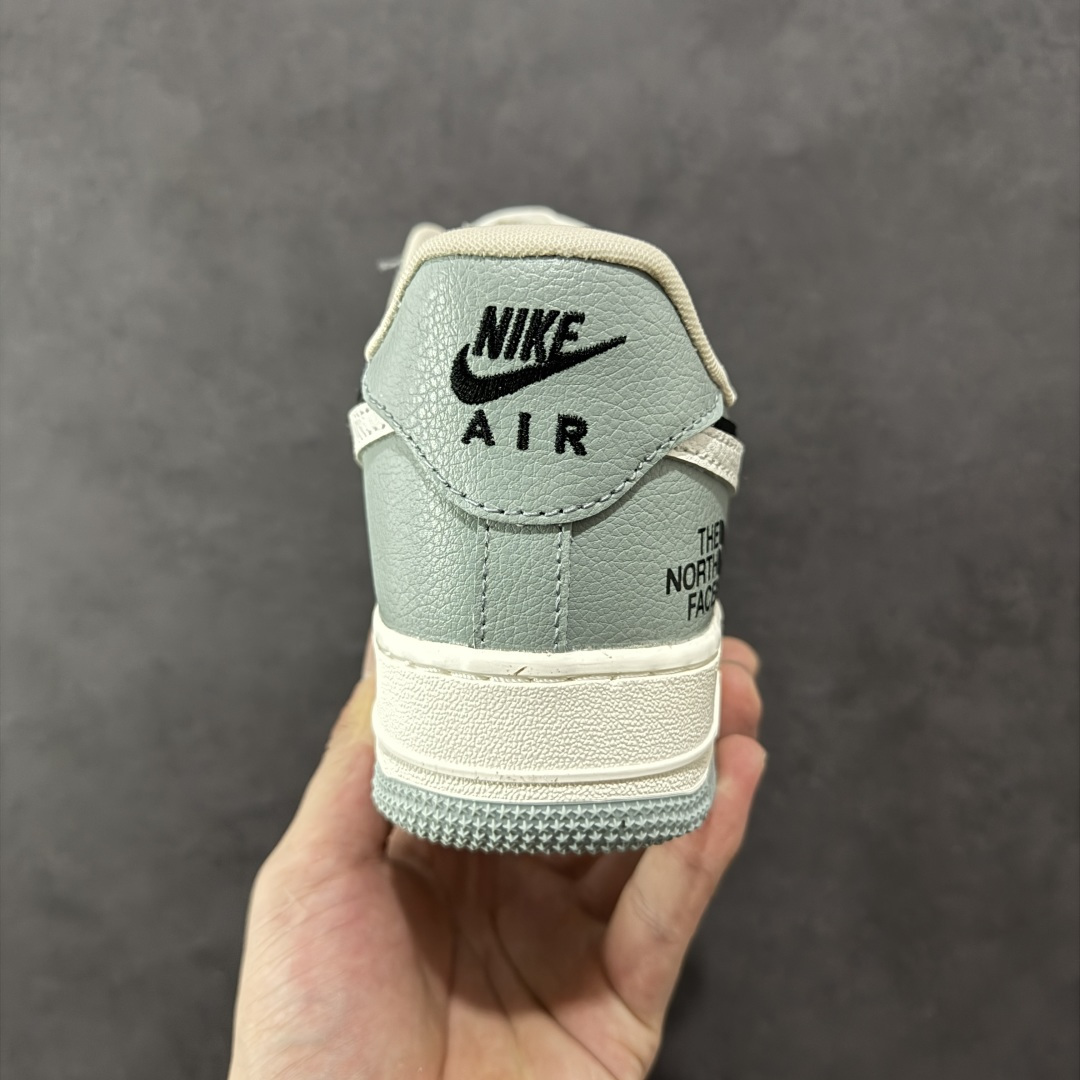 图片[4]-【定制版】海外爆款限量发售！高端定制Nike Air Force 1 \’07 Low 北面联名— 双钩浅灰黑 高端定制 低帮休闲板鞋 定制鞋盒 大厂纯原品质出货 超高清洁度 皮料切割干净无任何毛边 细节完美 货号：AM1588-003 尺码：36 36.5 37.5 38 38.5 39 40 40.5 41 42 42.5 43 44 44.5 45-选品中心